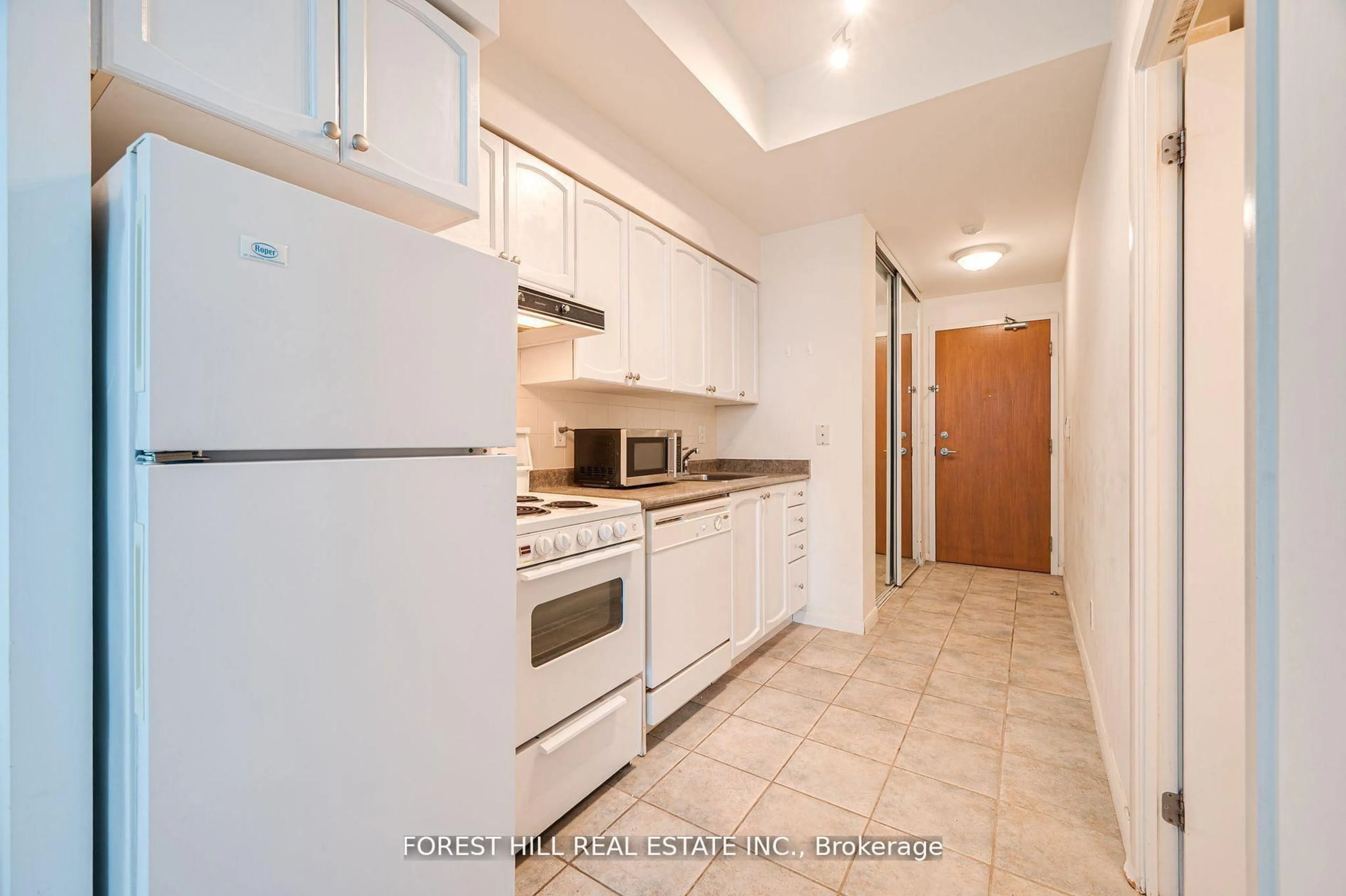 Standard kitchen, ceramic/tile floor for 219 Fort York Blvd #2107, Toronto Ontario M5V 1B1
