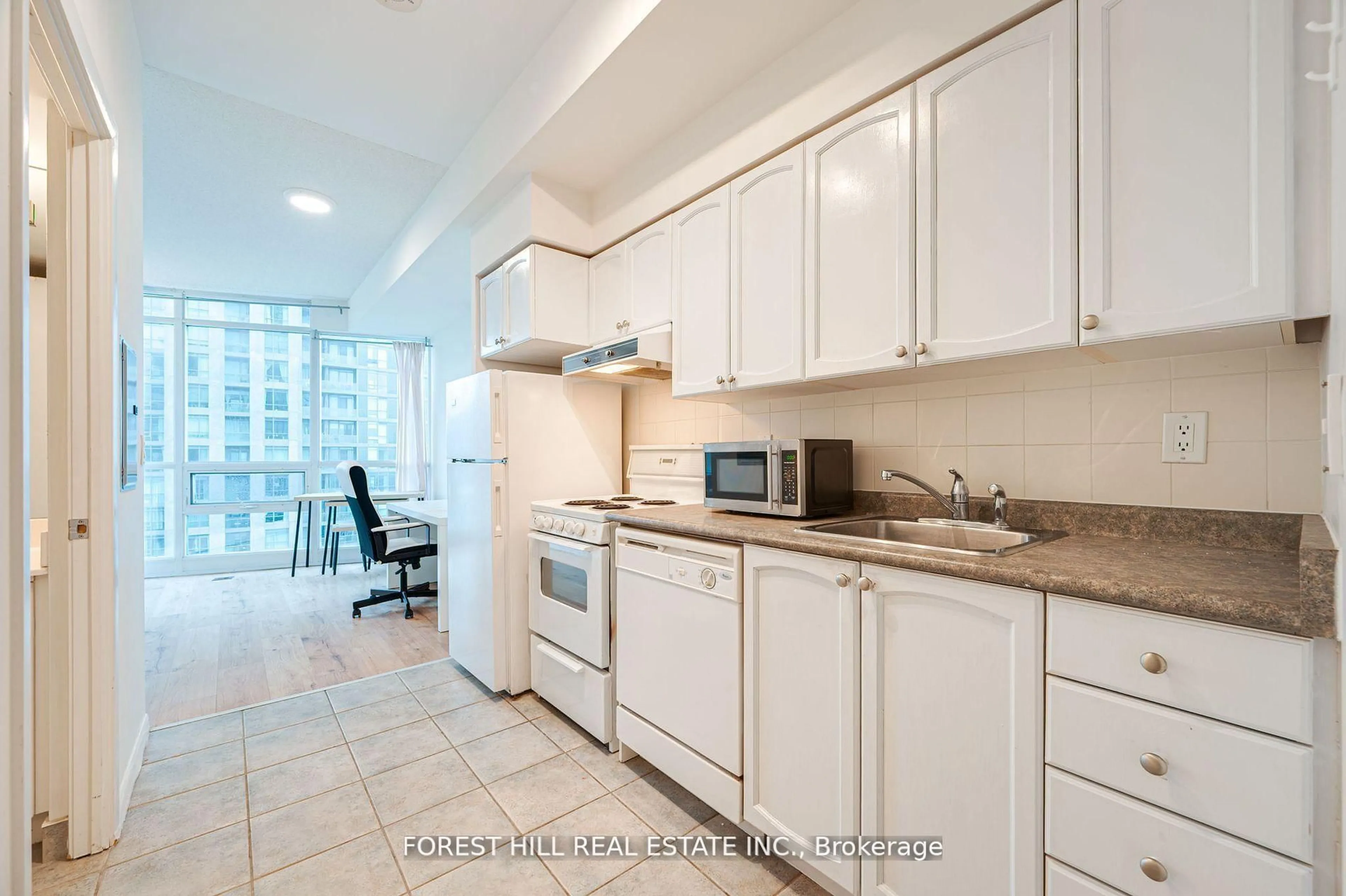 Standard kitchen, ceramic/tile floor for 219 Fort York Blvd #2107, Toronto Ontario M5V 1B1