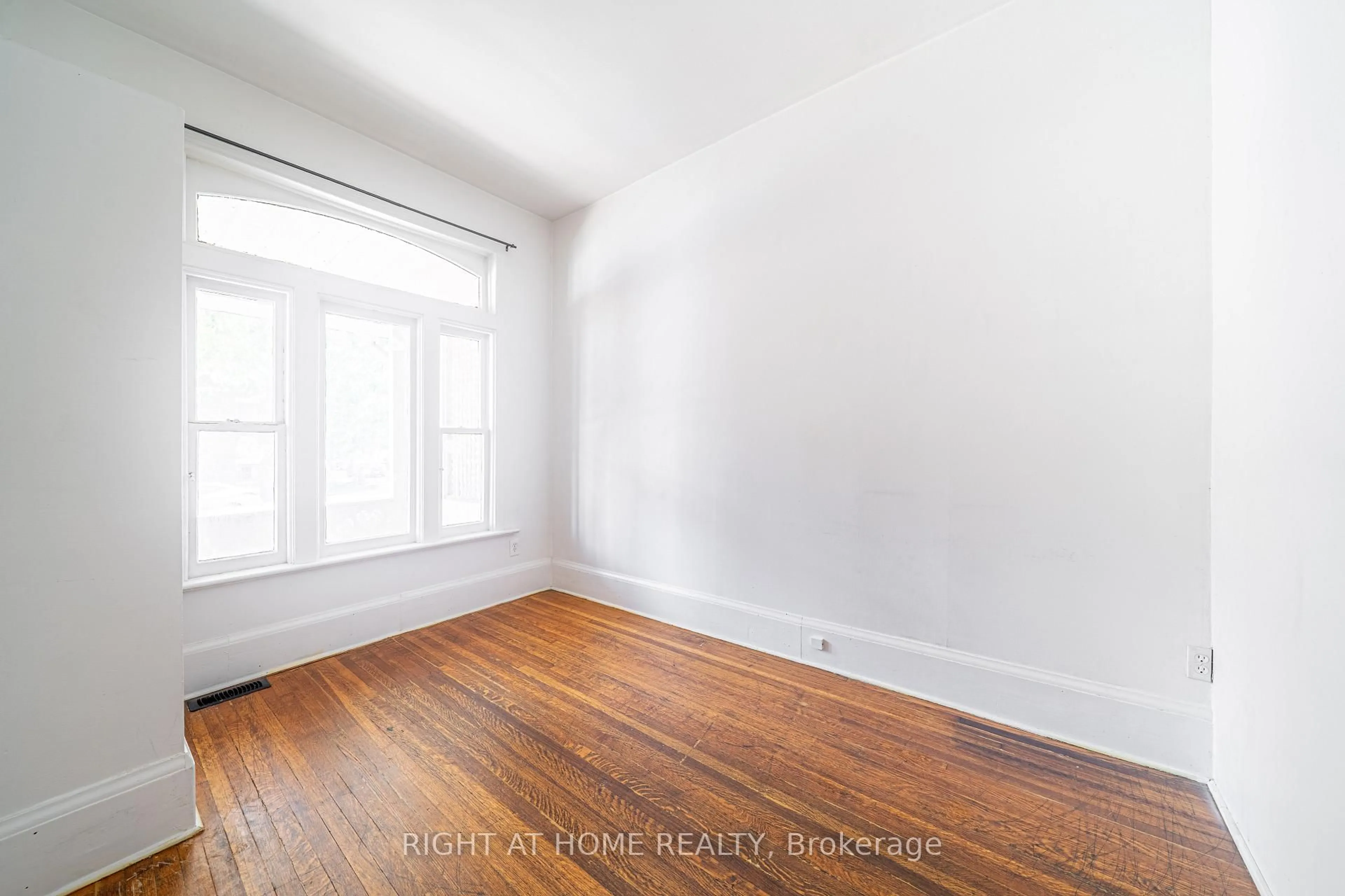 A pic of a room for 1059 Bathurst St, Toronto Ontario M5R 3G8