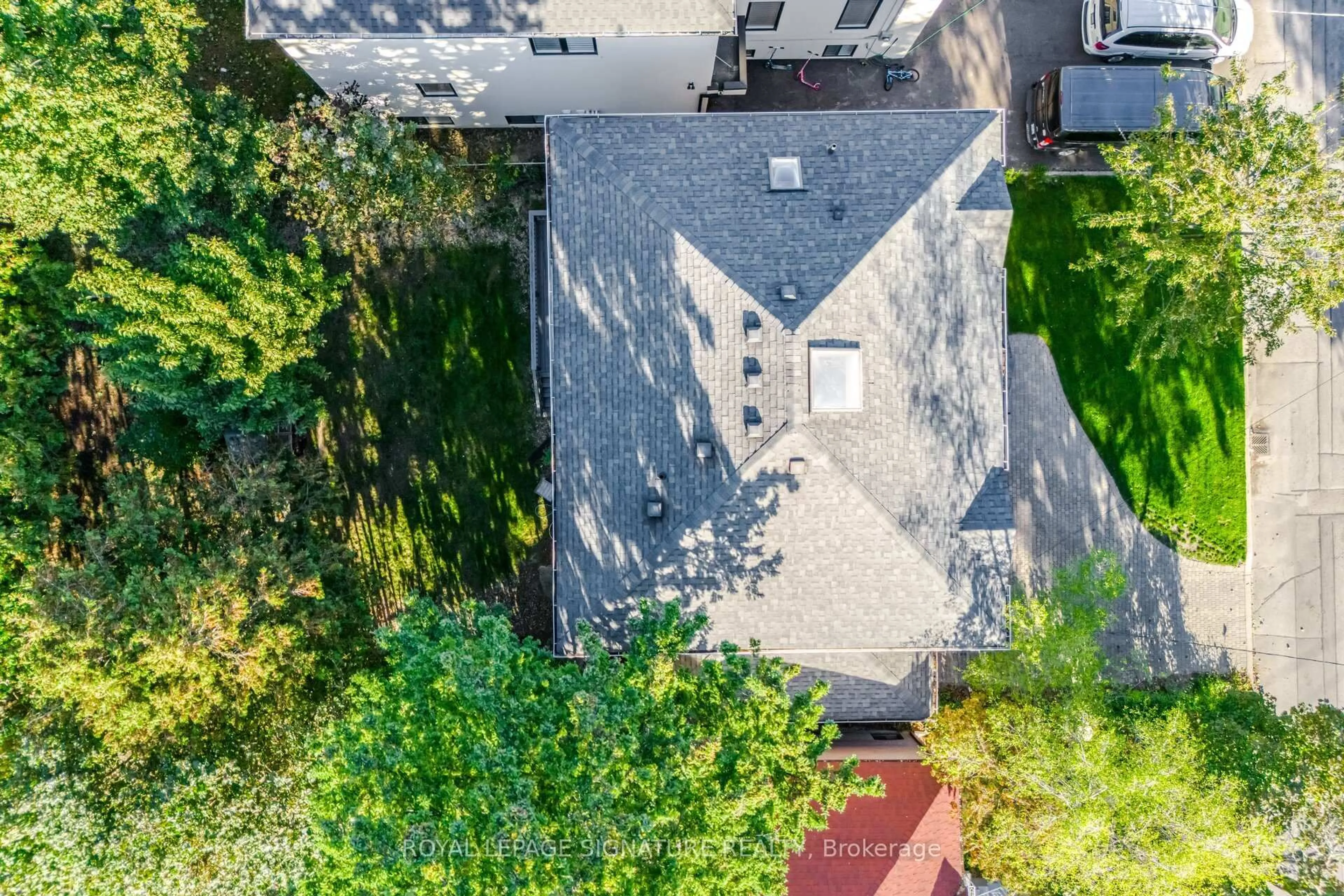 A pic from outside/outdoor area/front of a property/back of a property/a pic from drone, street for 114 Fairholme Ave, Toronto Ontario M6B 2W9