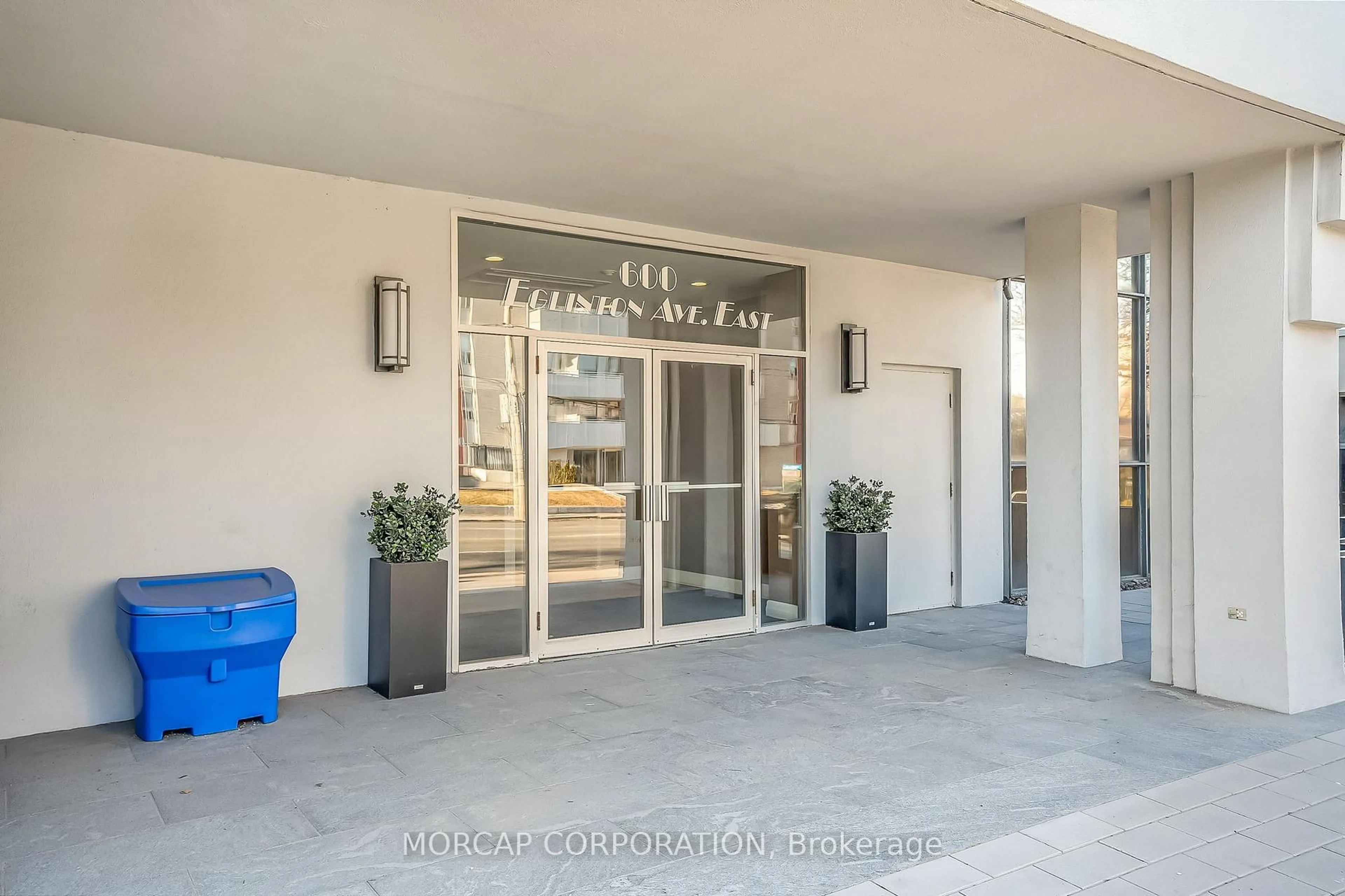 Indoor foyer for 600 Eglinton Ave #109, Toronto Ontario M4P 1P3