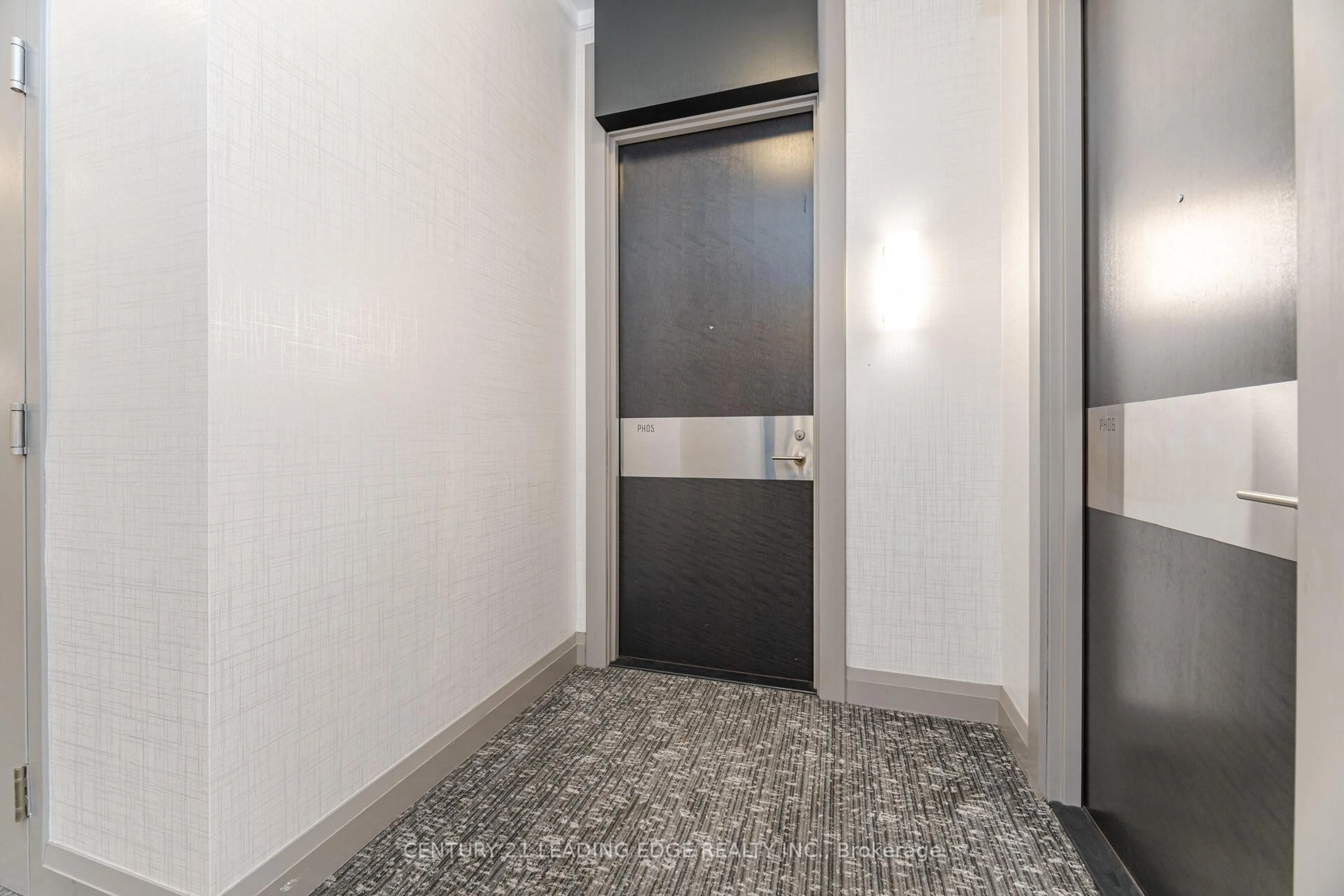 Indoor foyer for 18 Graydon Hall Dr #PH05, Toronto Ontario M3A 0A4