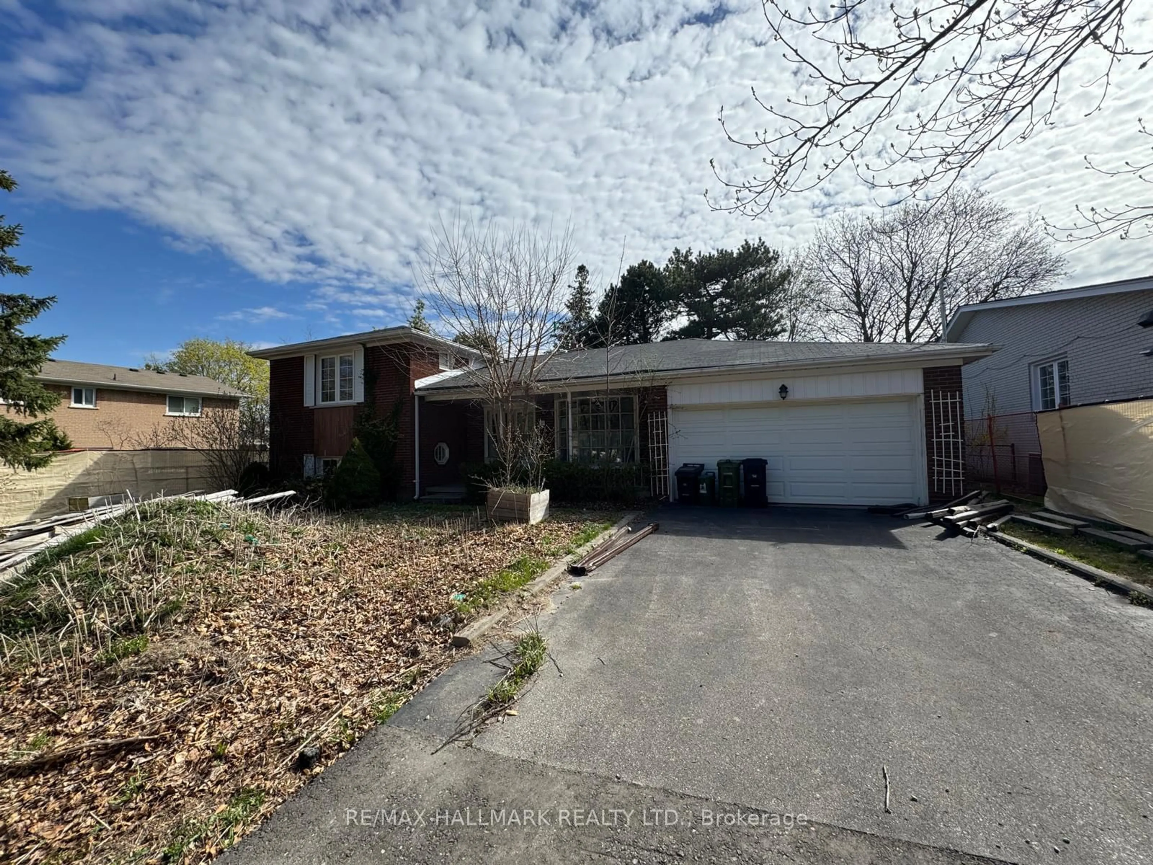A pic from outside/outdoor area/front of a property/back of a property/a pic from drone, street for 19 Paultiel Dr, Toronto Ontario M2M 3P4