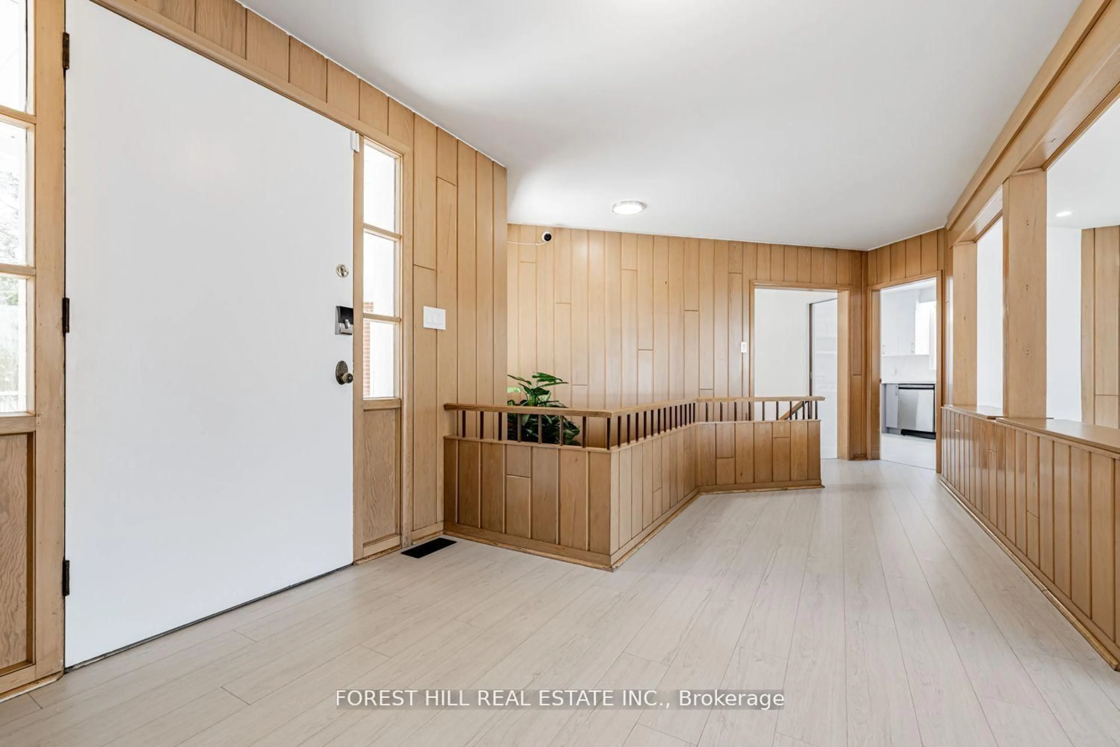 Indoor foyer for 10 Courtwood Pl, Toronto Ontario M2K 1Z9