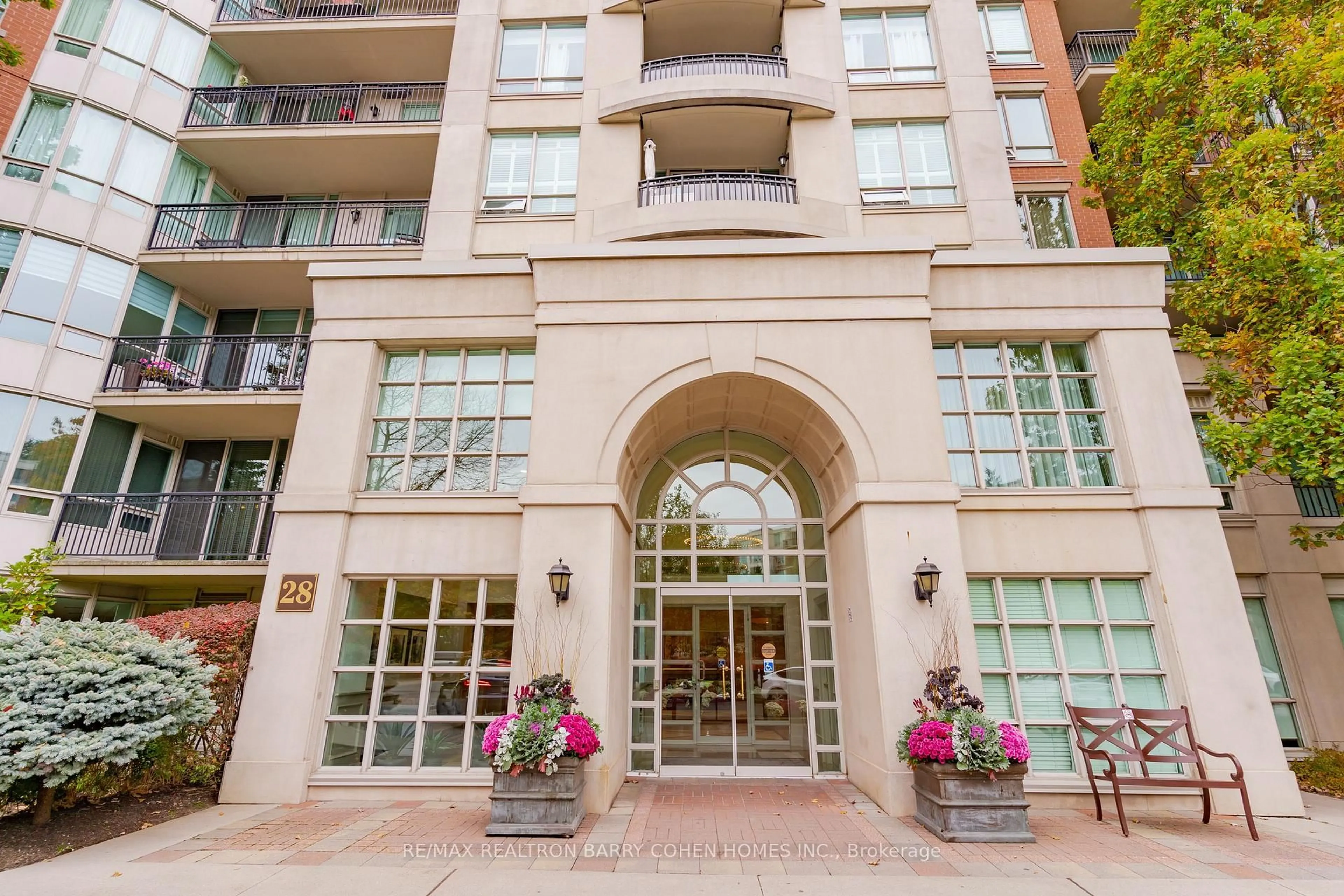 Indoor foyer for 28 William Carson Cres #815, Toronto Ontario M2P 2H1