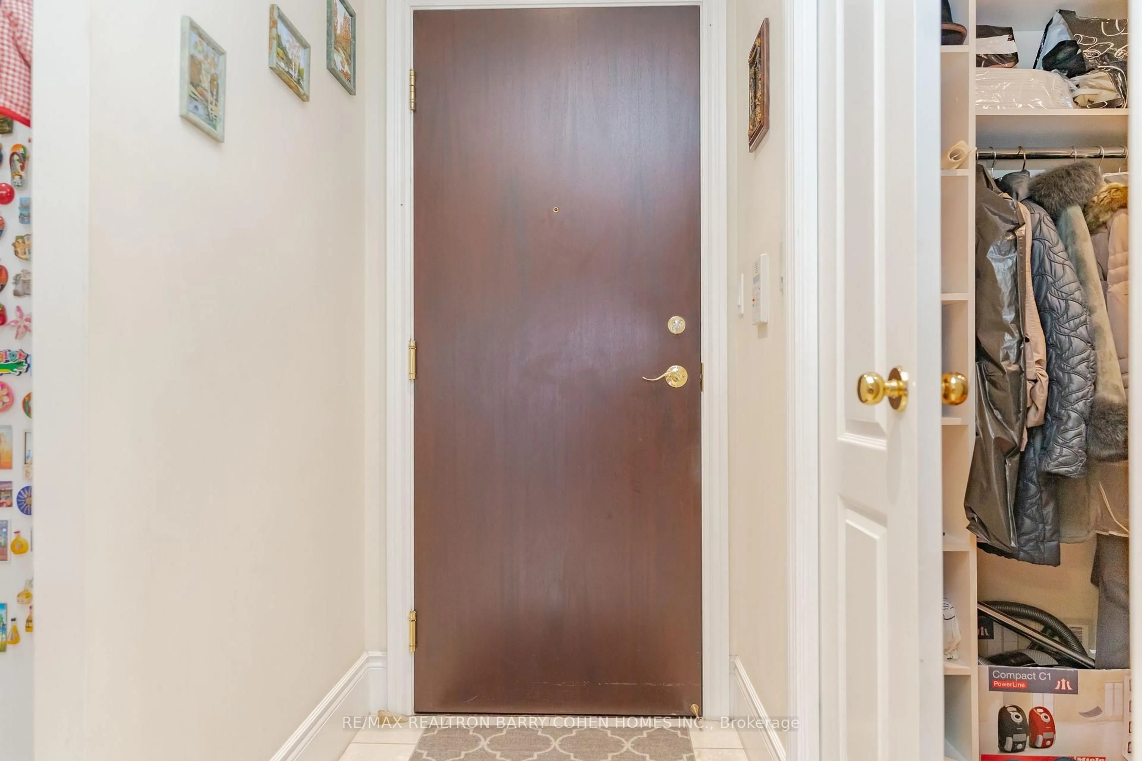 Indoor entryway for 28 William Carson Cres #815, Toronto Ontario M2P 2H1