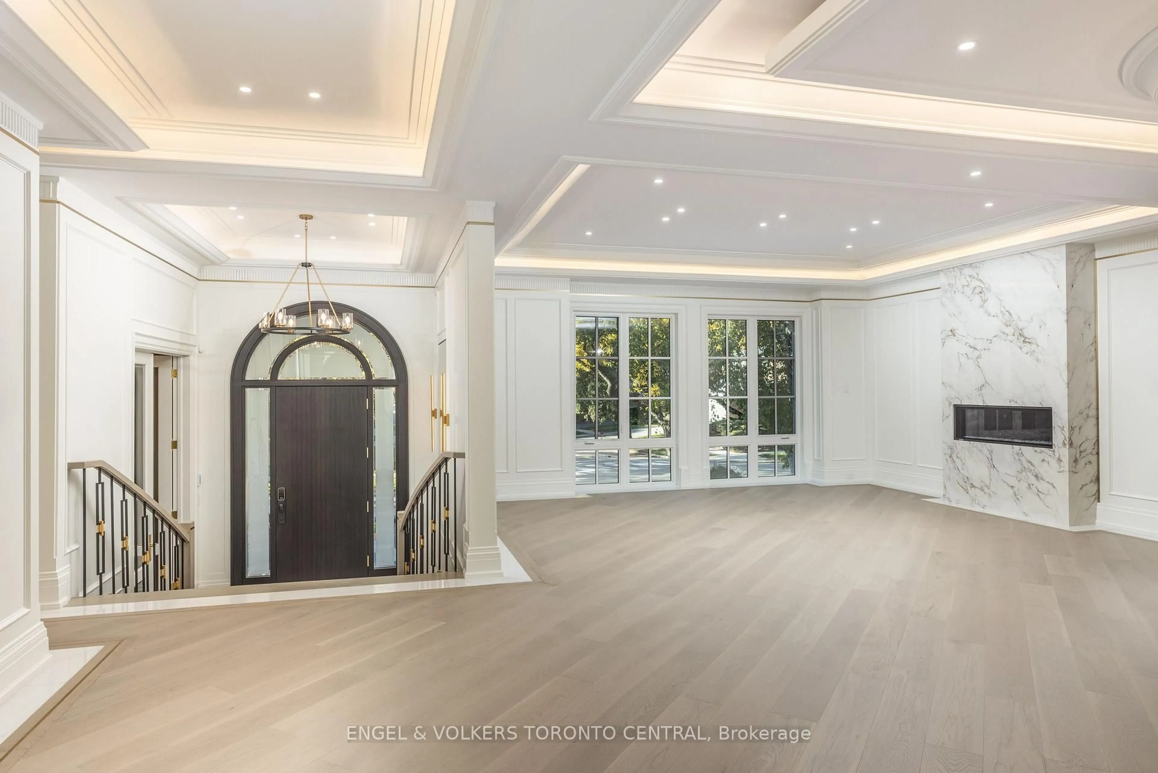 Indoor foyer for 47 Danville Dr, Toronto Ontario M2P 1J2