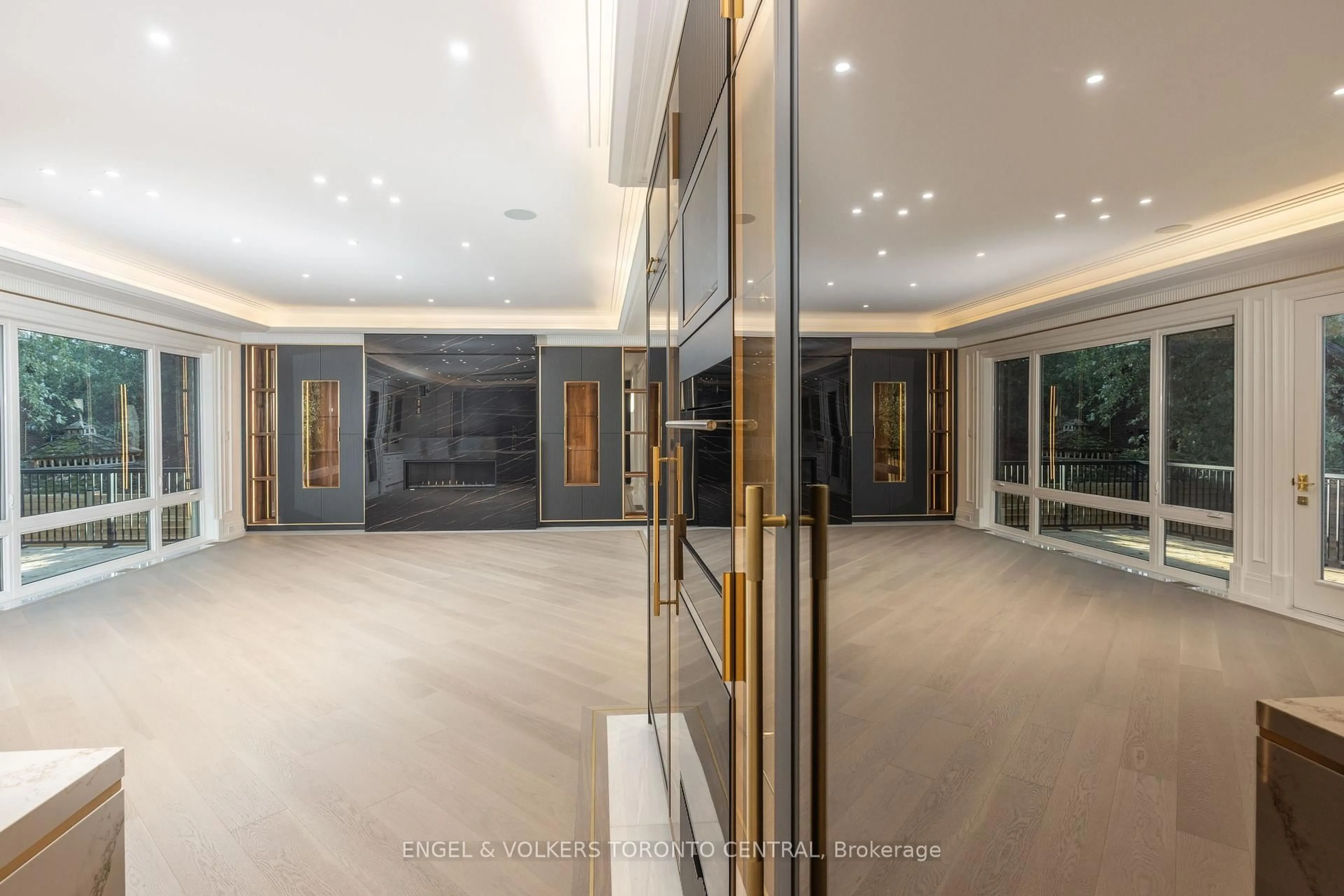 Indoor foyer for 47 Danville Dr, Toronto Ontario M2P 1J2