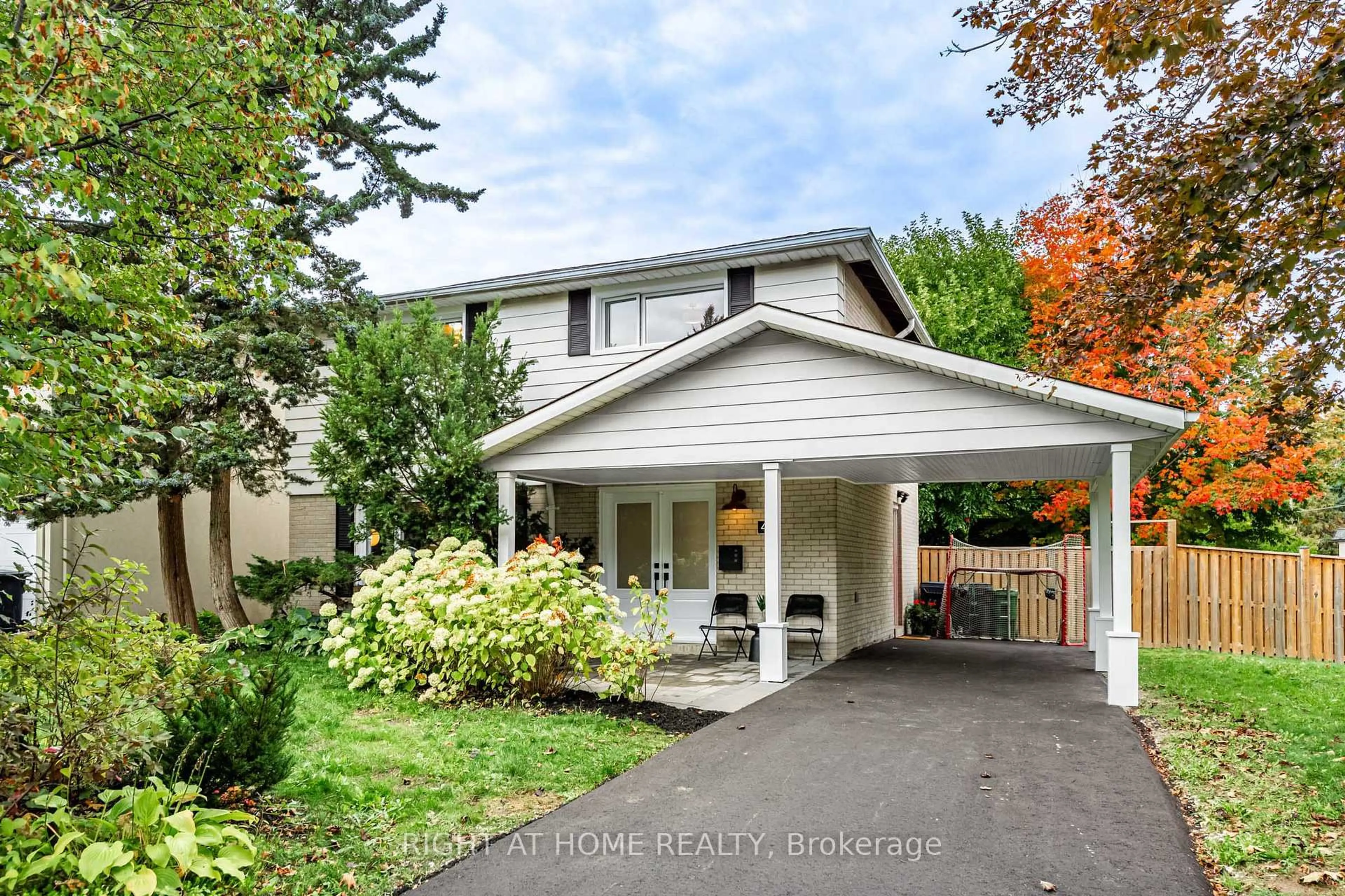 Home with vinyl exterior material, street for 43 Kingland Cres, Toronto Ontario M2J 2B8
