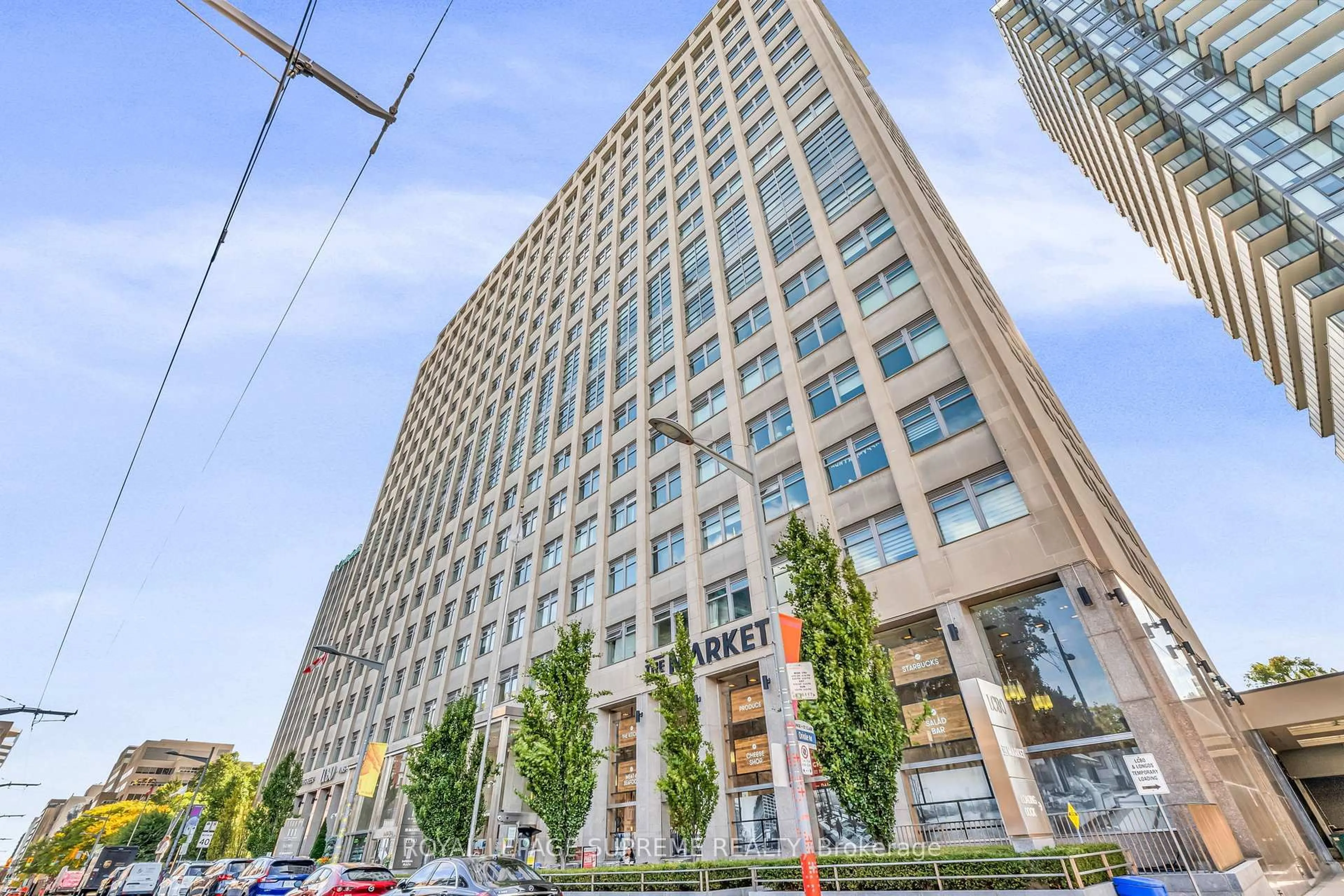 Indoor foyer for 111 St Clair Ave #604, Toronto Ontario M4V 1N5