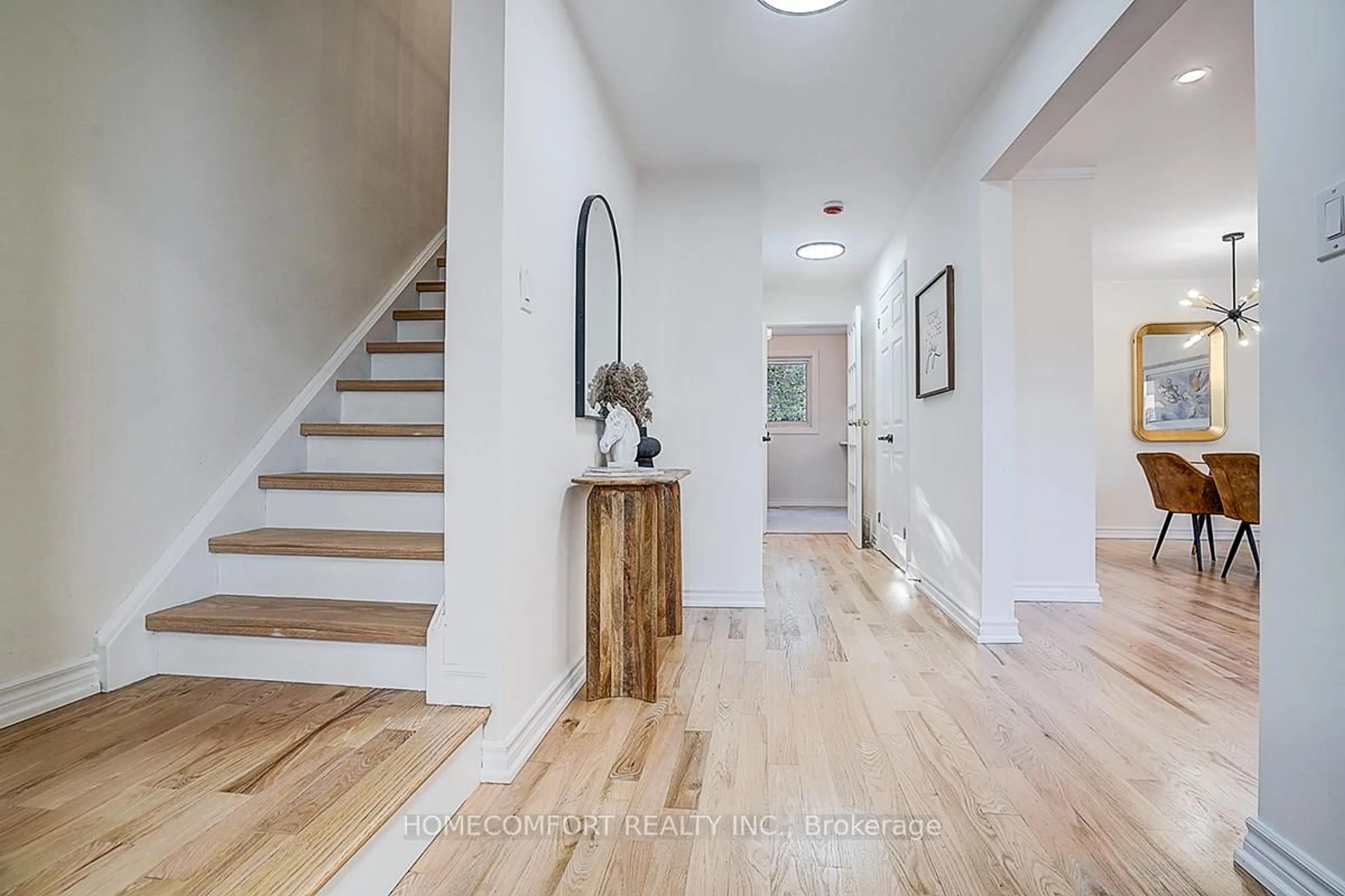 Indoor entryway for 42 Greyhound Dr, Toronto Ontario M2H 1K3