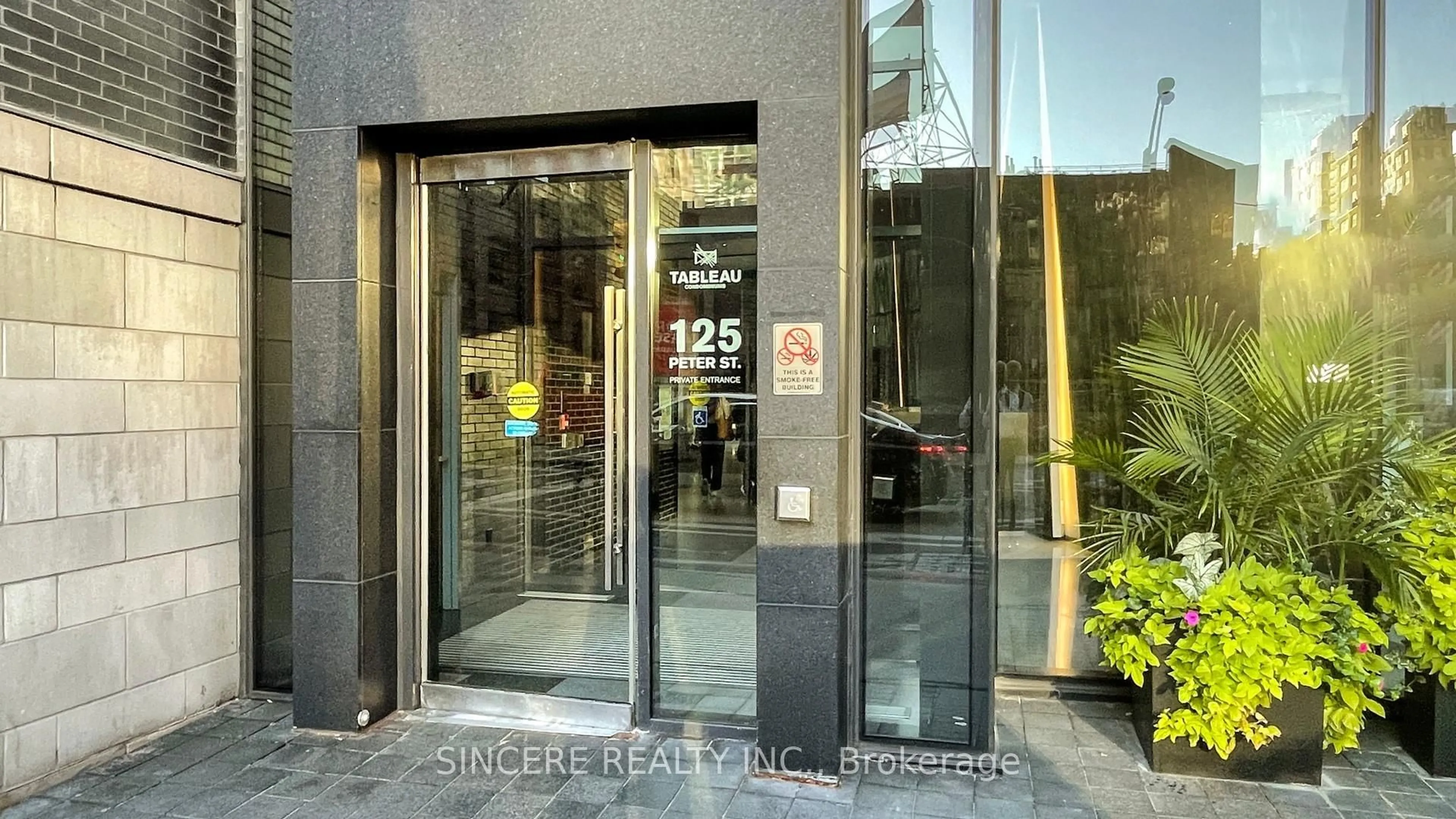 Indoor foyer for 125 Peter St #1811, Toronto Ontario M5V 0M2