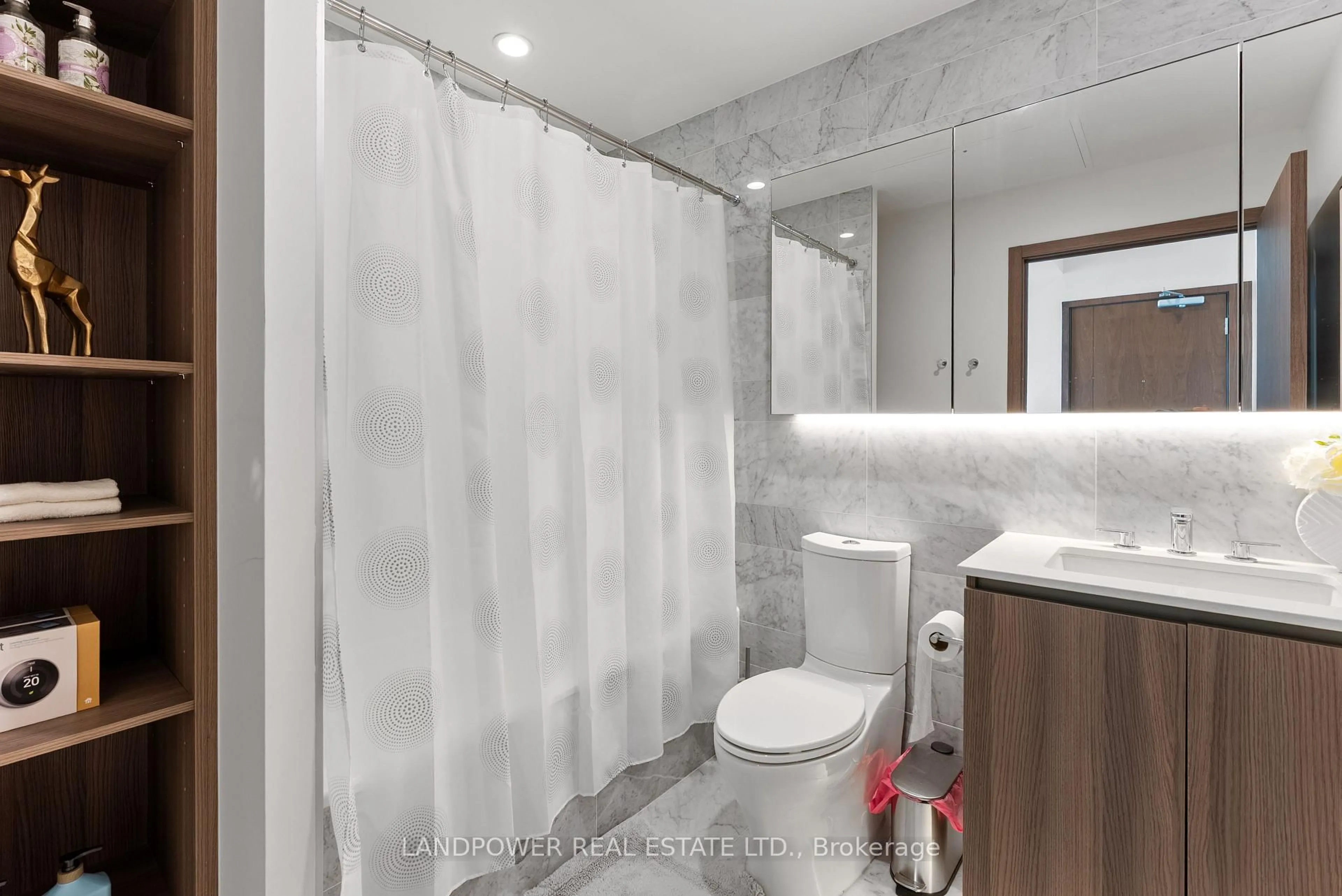Standard bathroom, ceramic/tile floor for 19 Bathurst St #3812, Toronto Ontario M5V 0N2