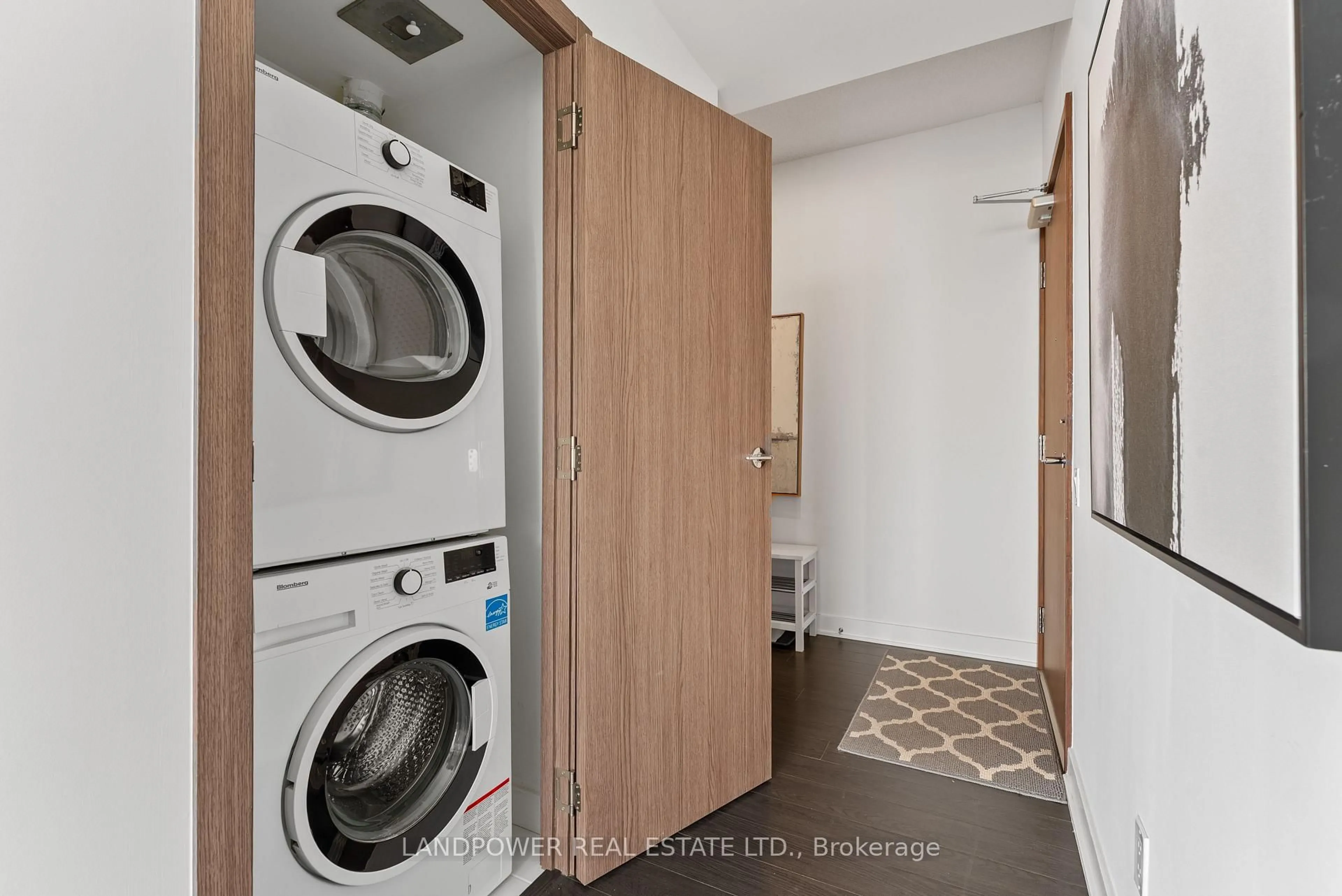 Laundry room for 19 Bathurst St #3812, Toronto Ontario M5V 0N2