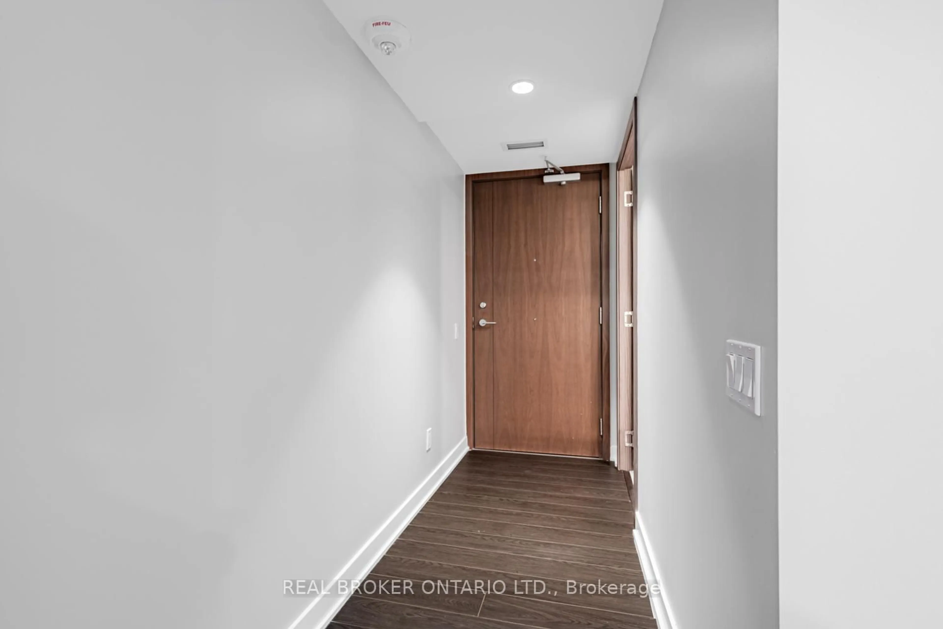 Indoor entryway for 19 Bathurst St #816, Toronto Ontario M5V 0P8