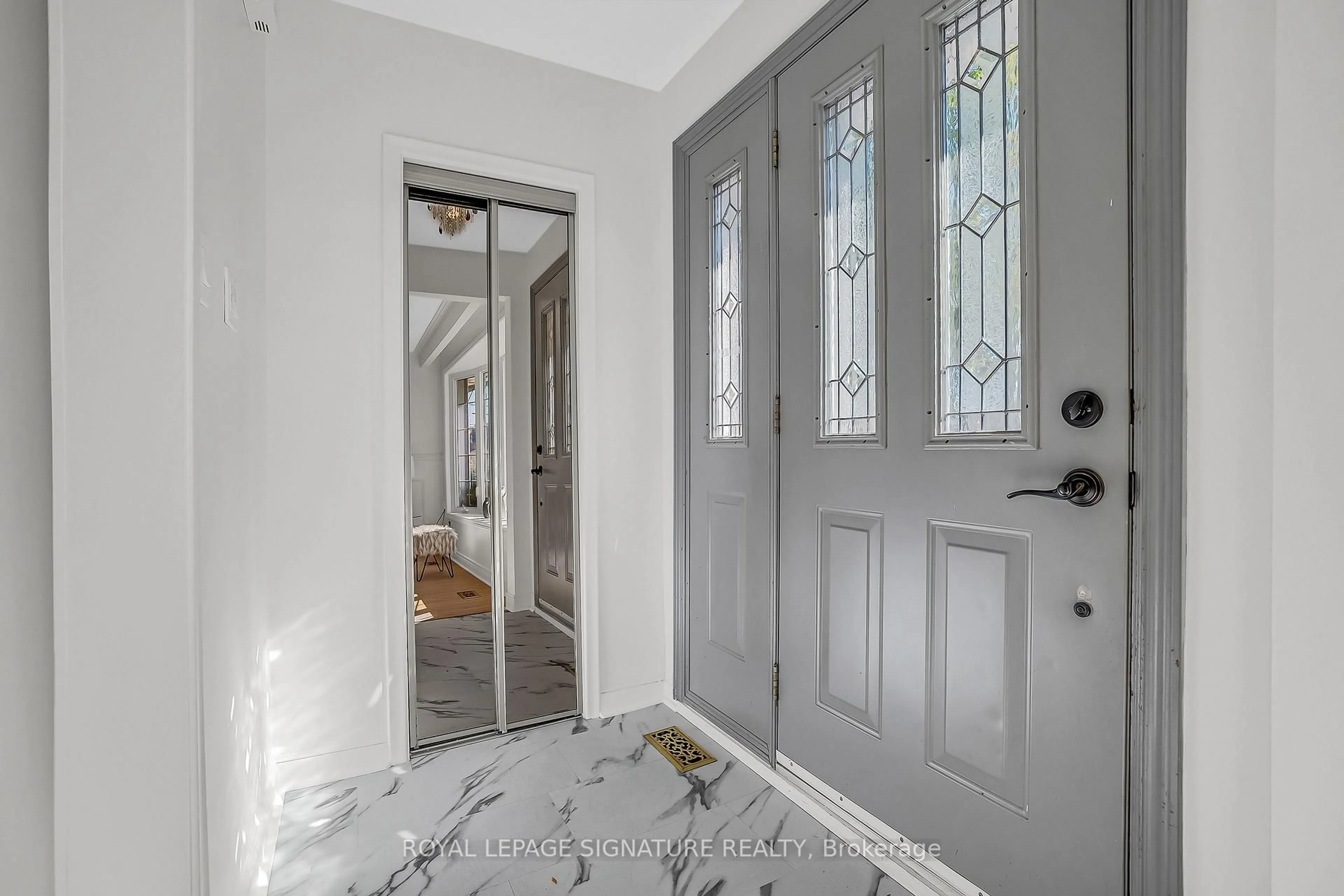 Indoor entryway for 12 Slidell Cres, Toronto Ontario M3A 2C4