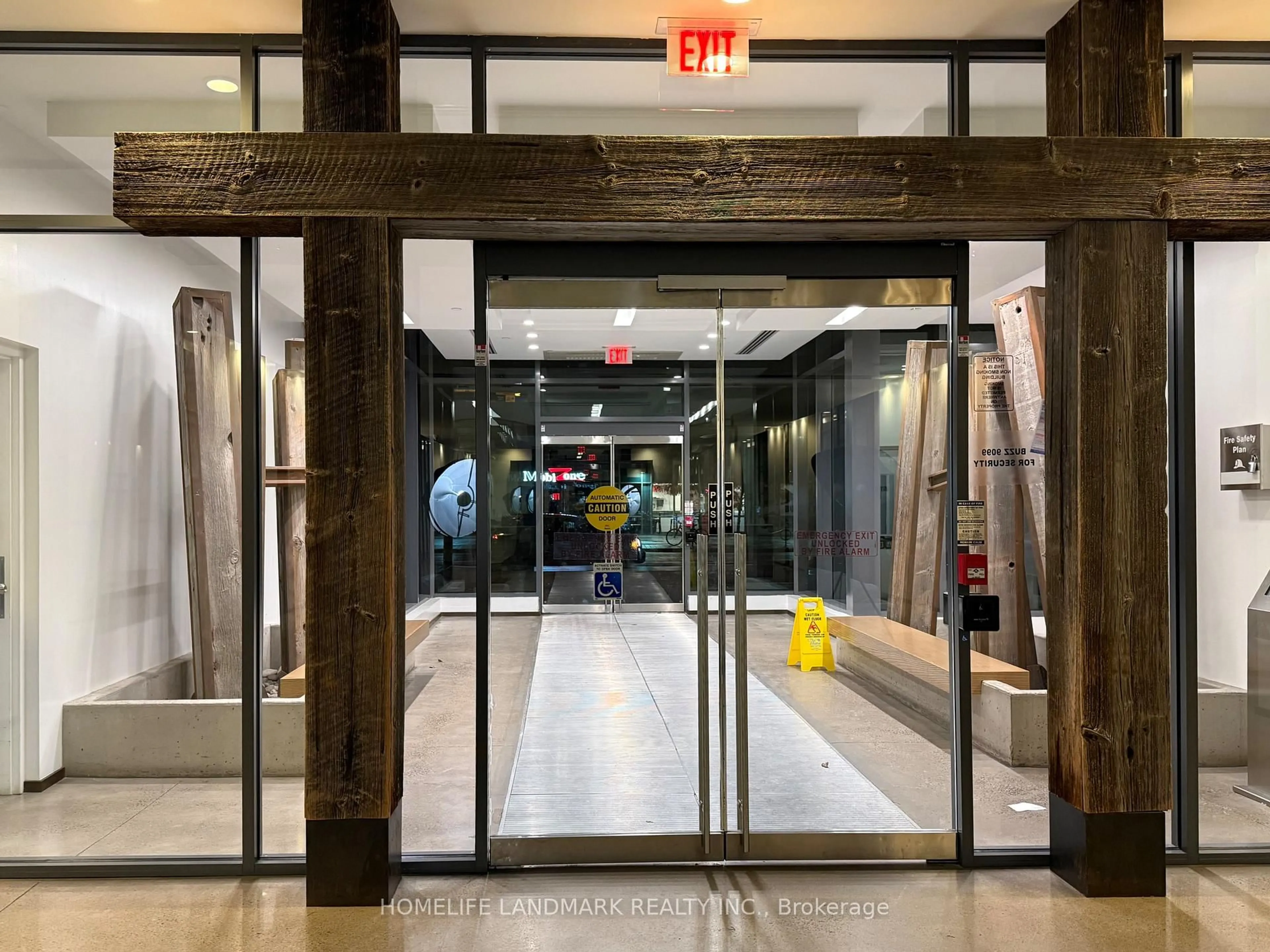 Indoor foyer for 1030 King St #228, Toronto Ontario M6K 3N3