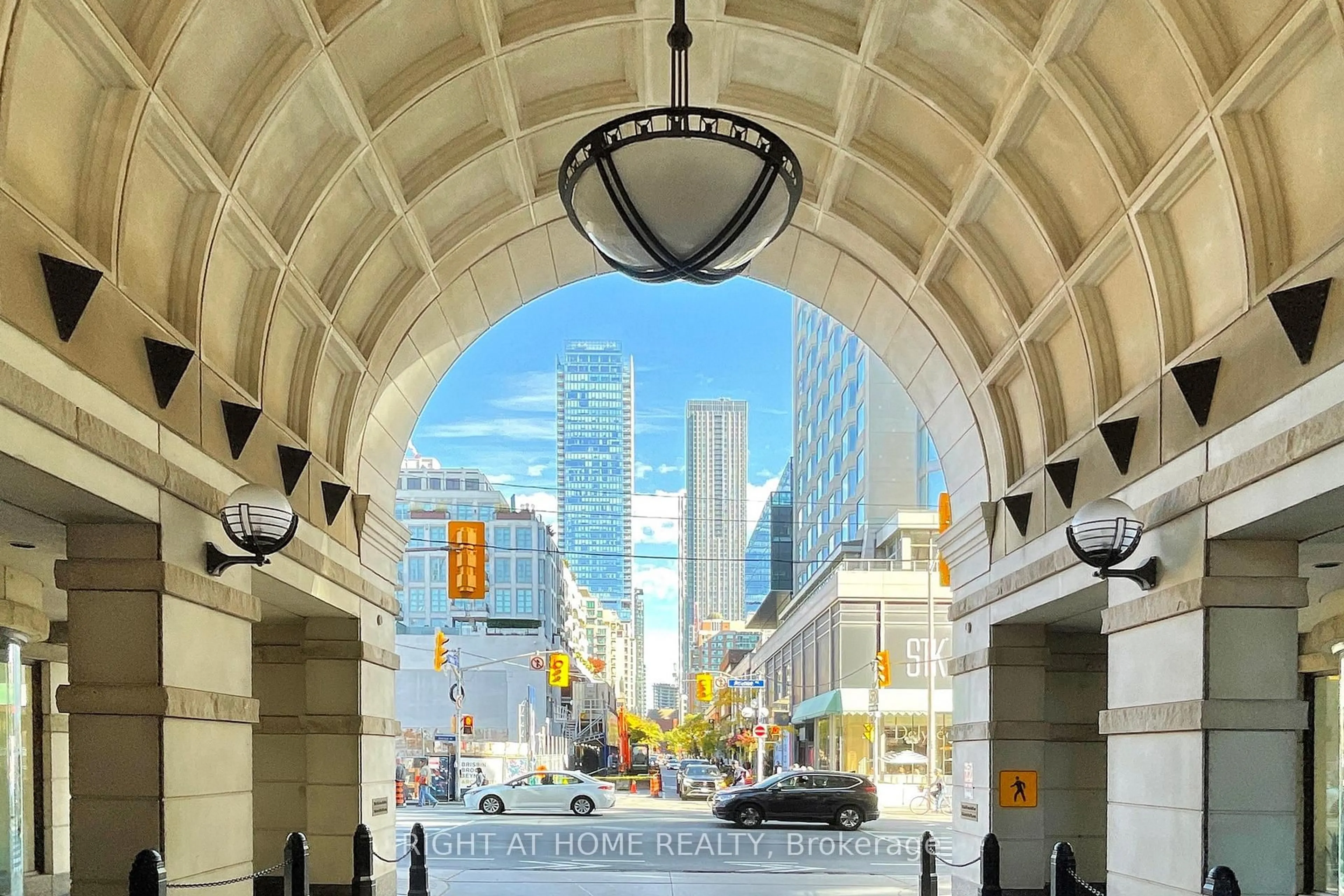 Indoor foyer for 38 Avenue Rd #1201, Toronto Ontario M5R 2G2