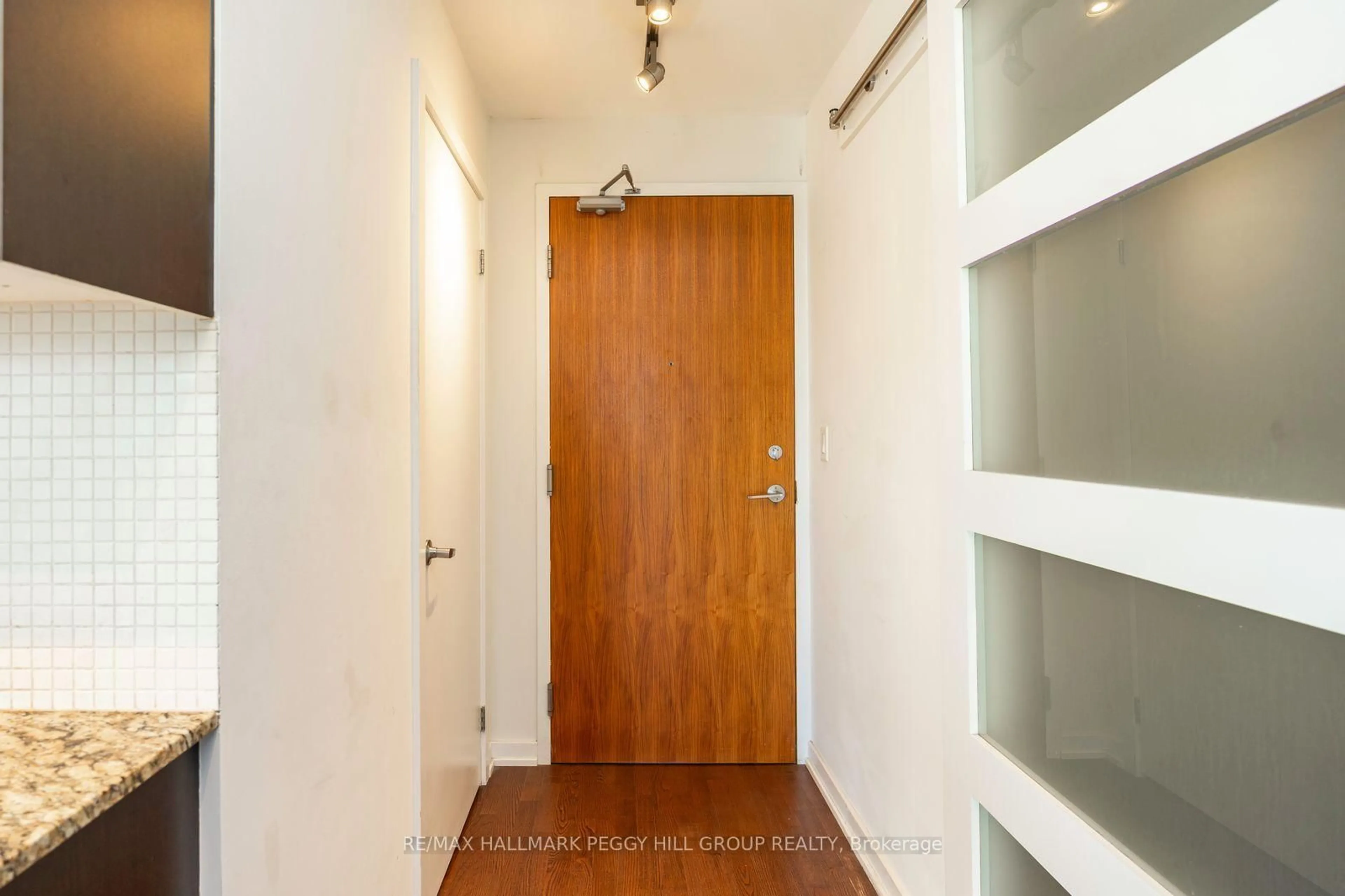 Indoor entryway for 33 Lombard St #3302, Toronto Ontario M5C 3H8