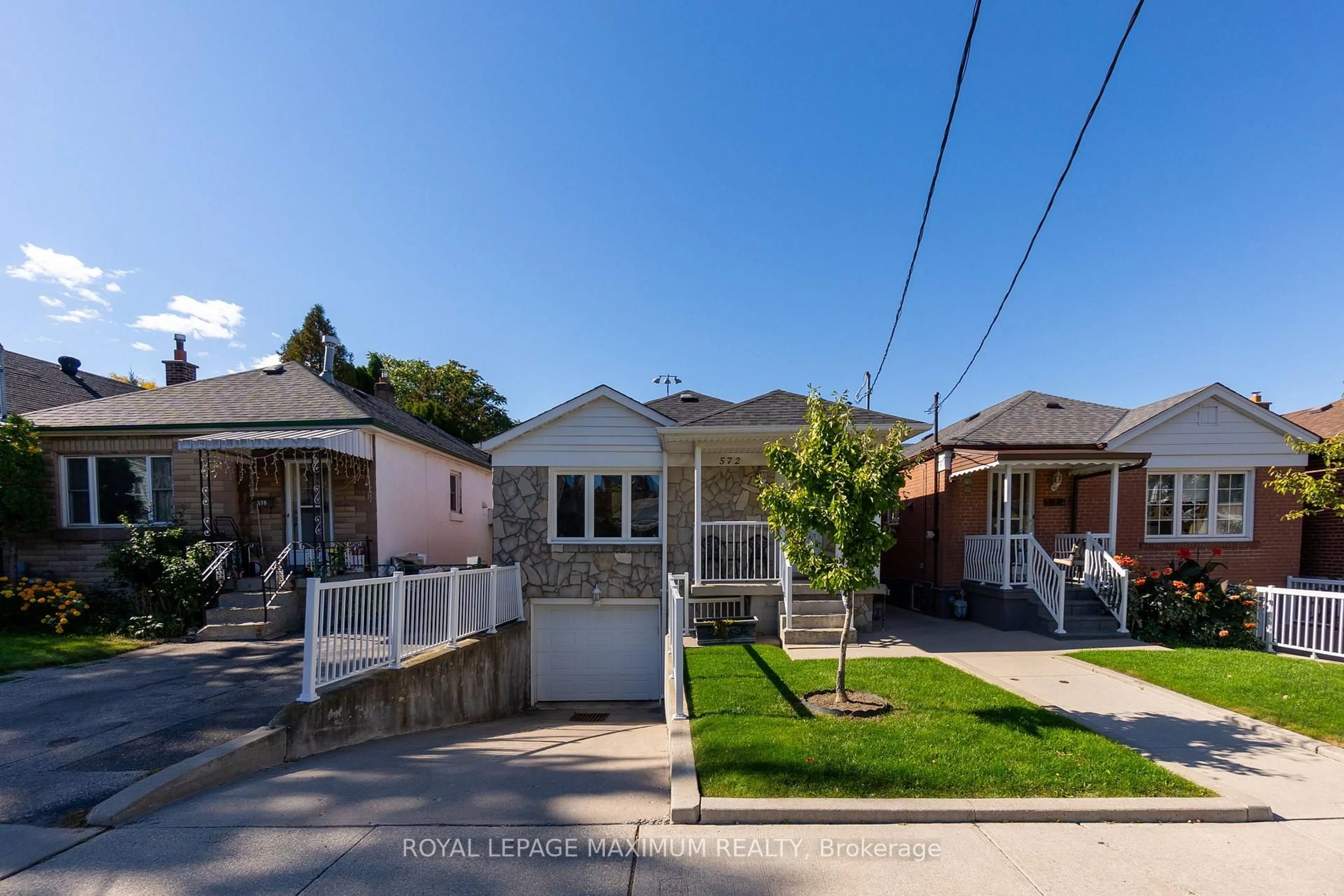A pic from outside/outdoor area/front of a property/back of a property/a pic from drone, street for 572 Northcliffe Blvd, Toronto Ontario M6E 3L7
