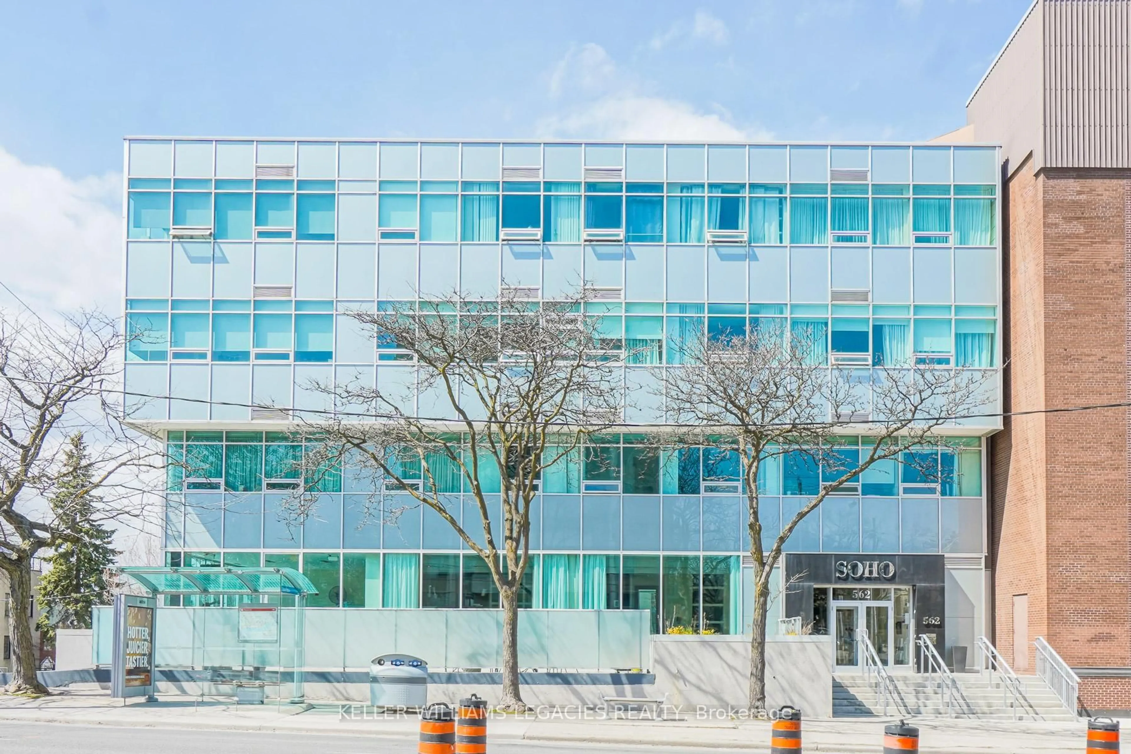 Indoor foyer for 562 Eglinton Ave #302, Toronto Ontario M4P 1P1