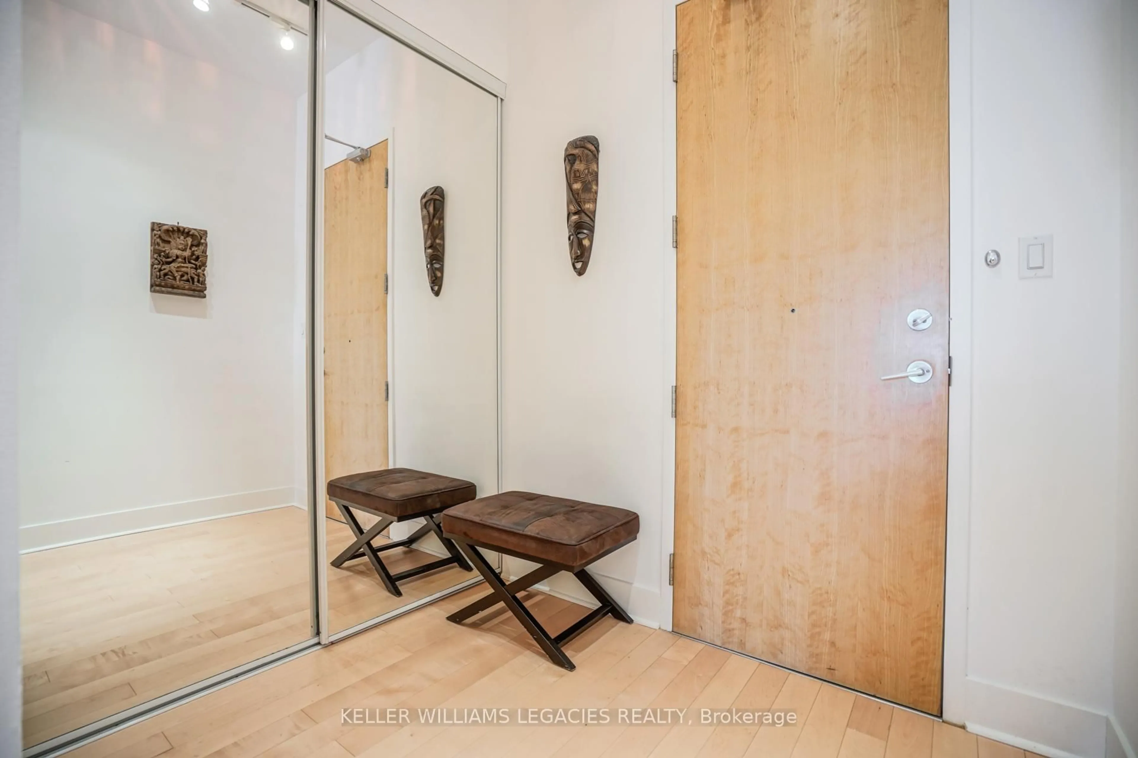 Indoor entryway for 562 Eglinton Ave #302, Toronto Ontario M4P 1P1