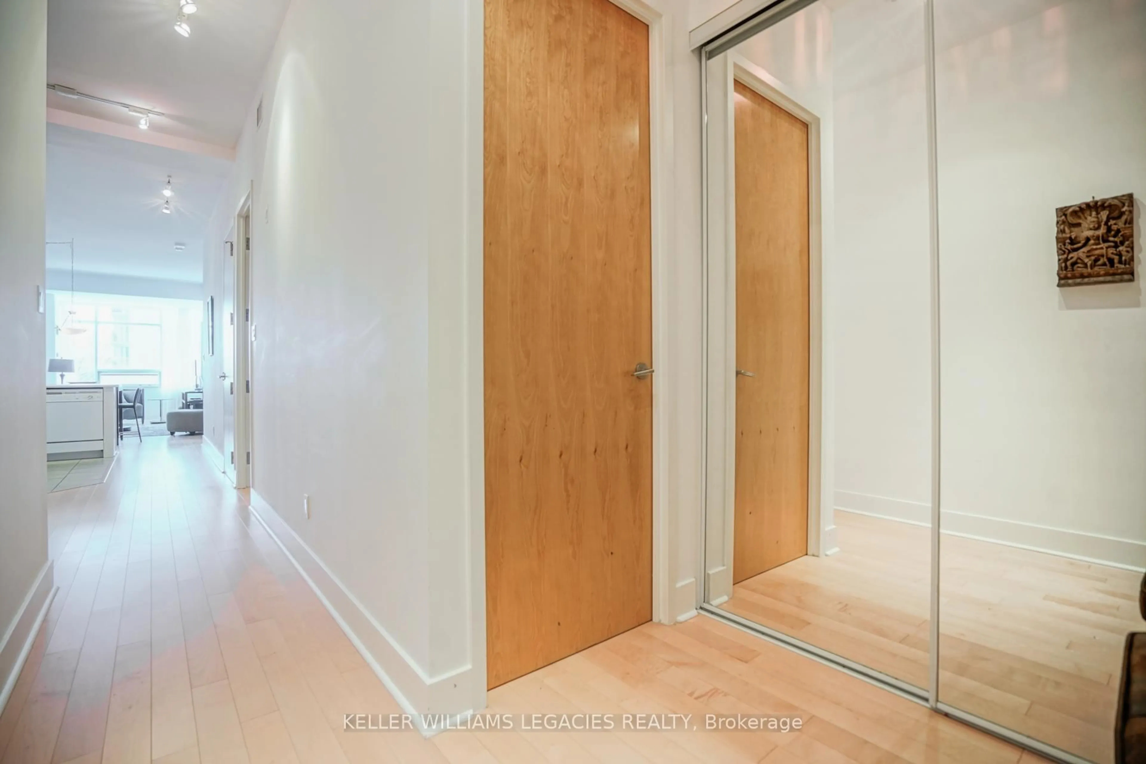 Unknown for 562 Eglinton Ave #302, Toronto Ontario M4P 1P1