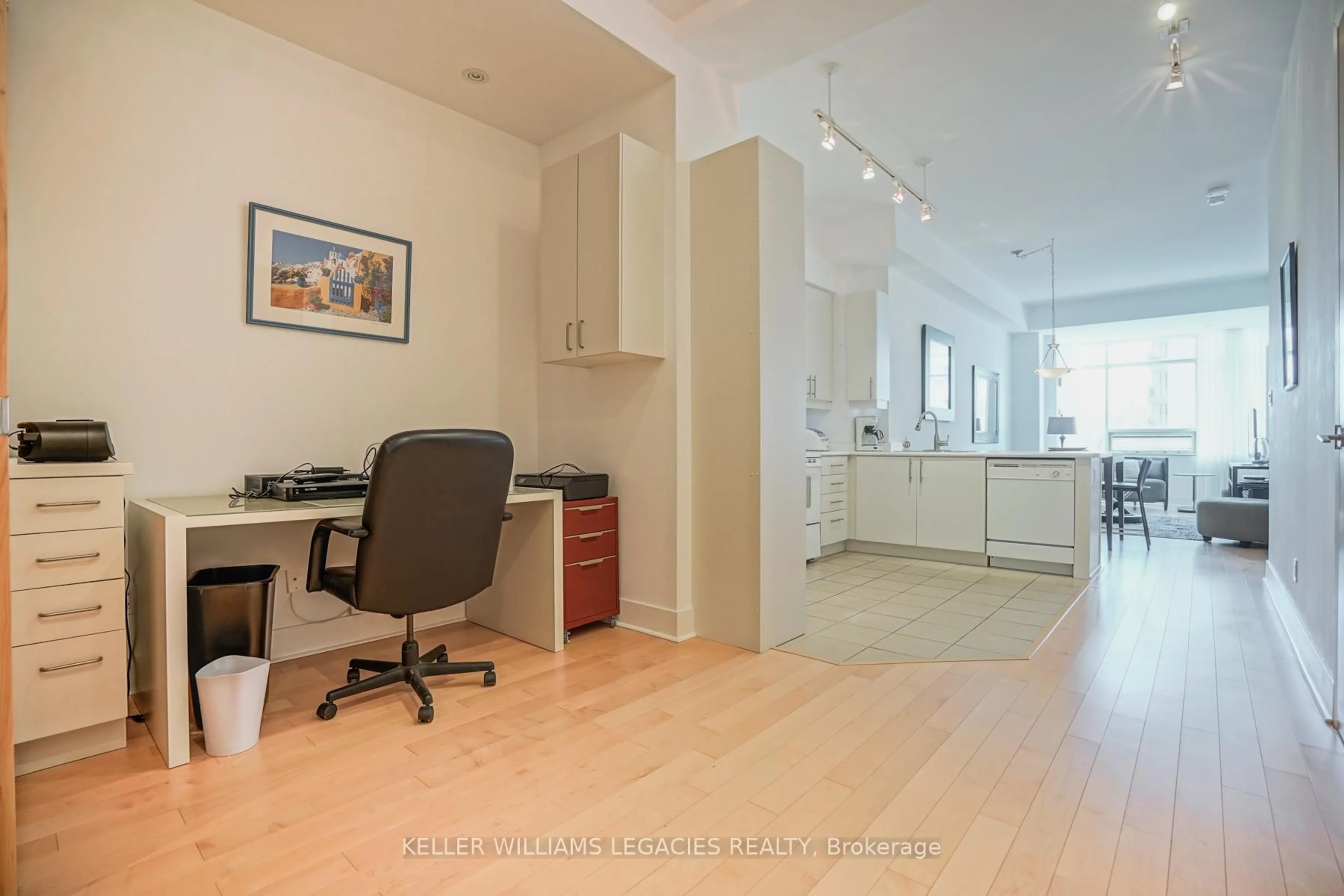 Unknown for 562 Eglinton Ave #302, Toronto Ontario M4P 1P1