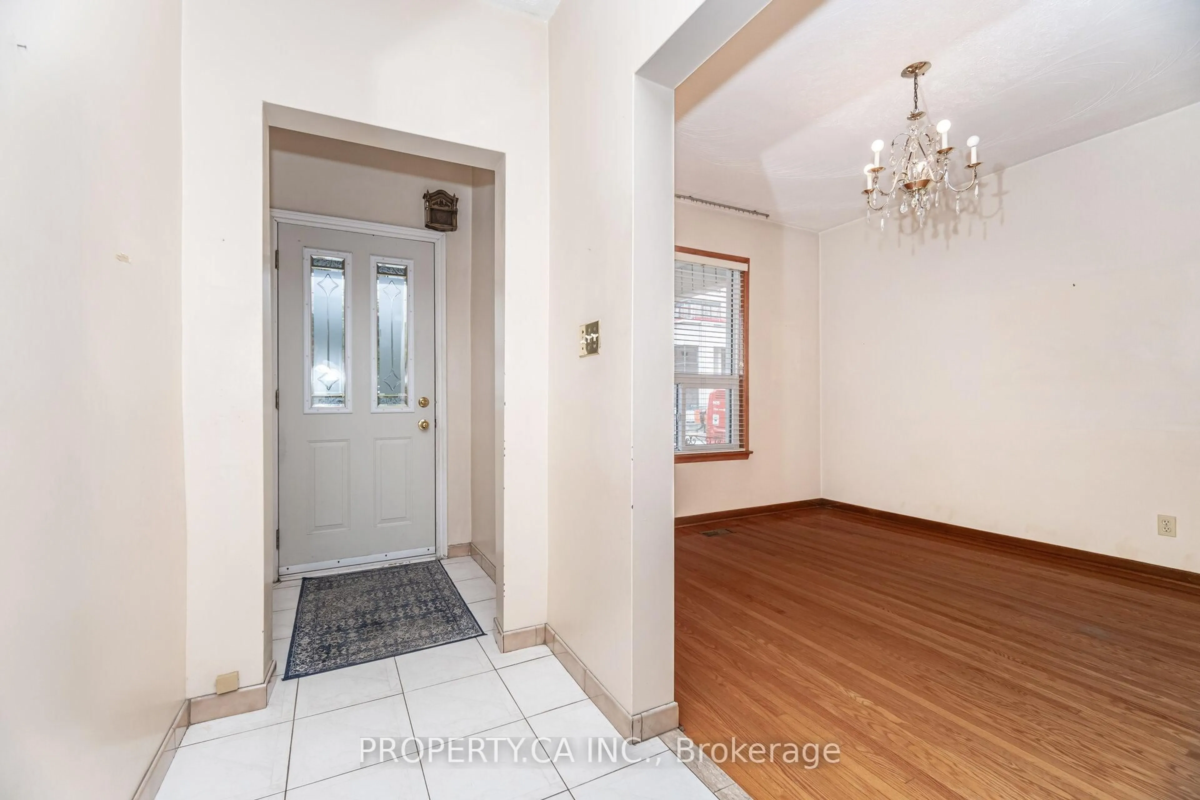 Indoor foyer for 957 Dufferin St, Toronto Ontario M6H 4B2