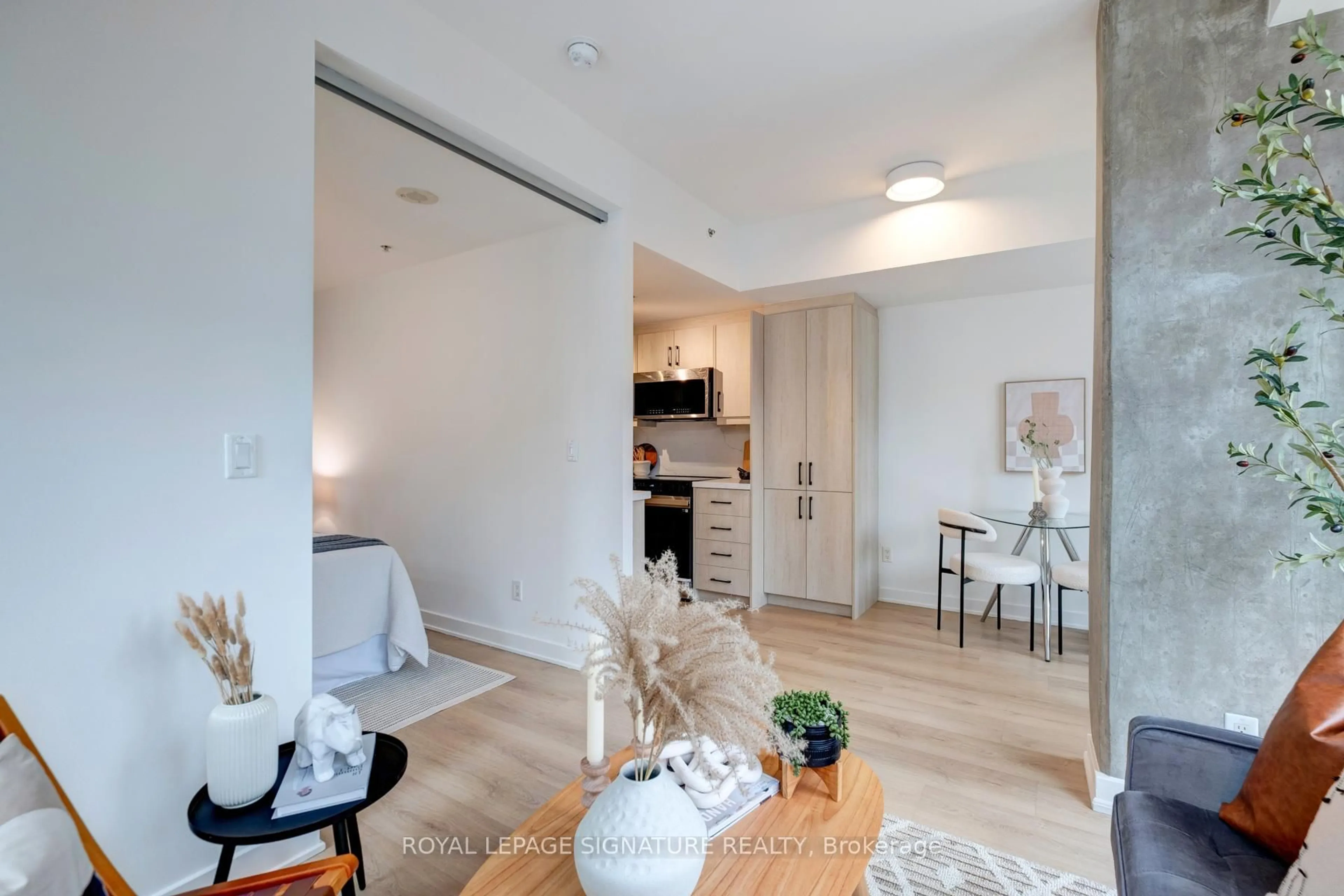 A pic of a room for 32 Camden St #704, Toronto Ontario M5V 0G4