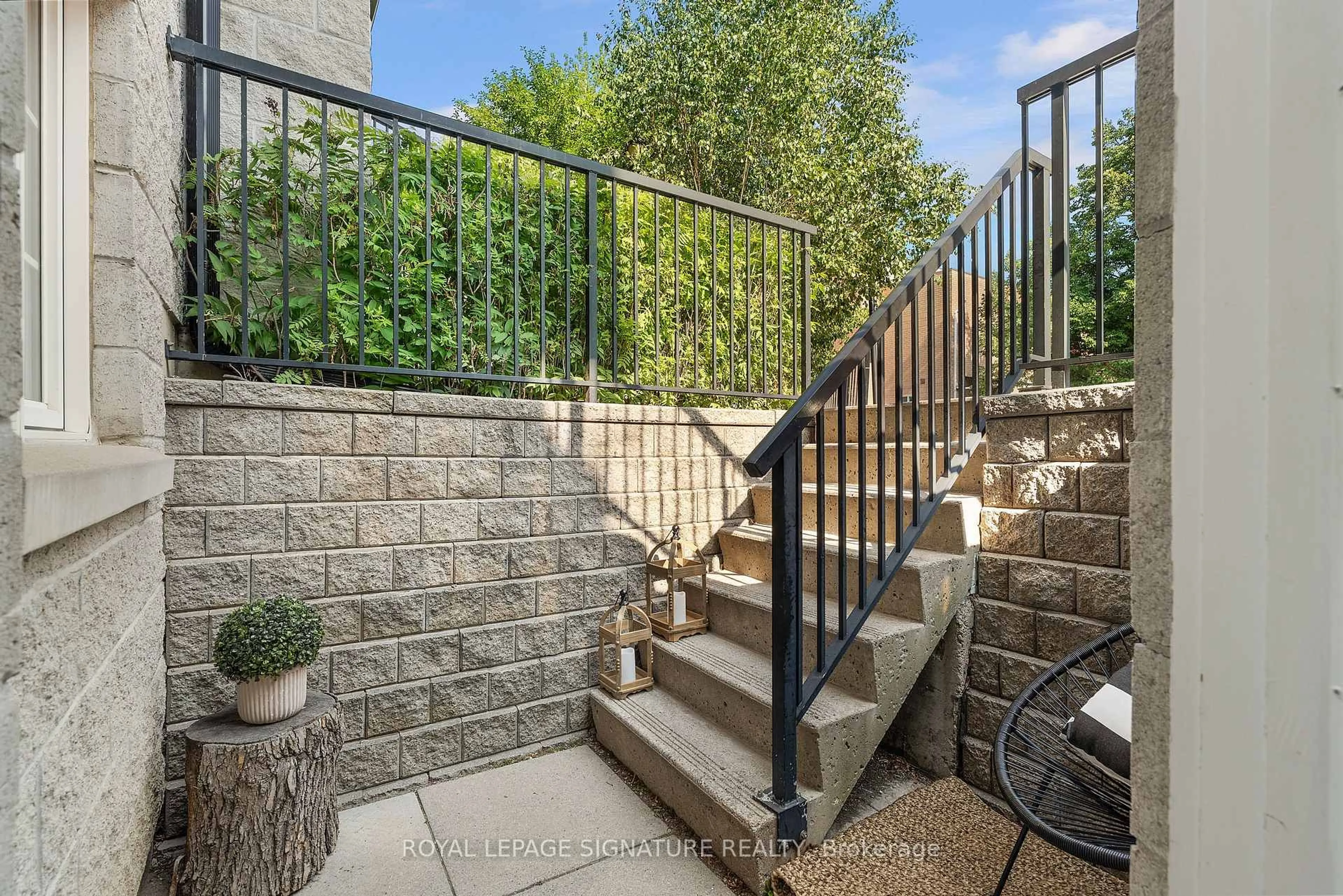 Patio, street for 262 St Helens Ave #107, Toronto Ontario M6H 4A4