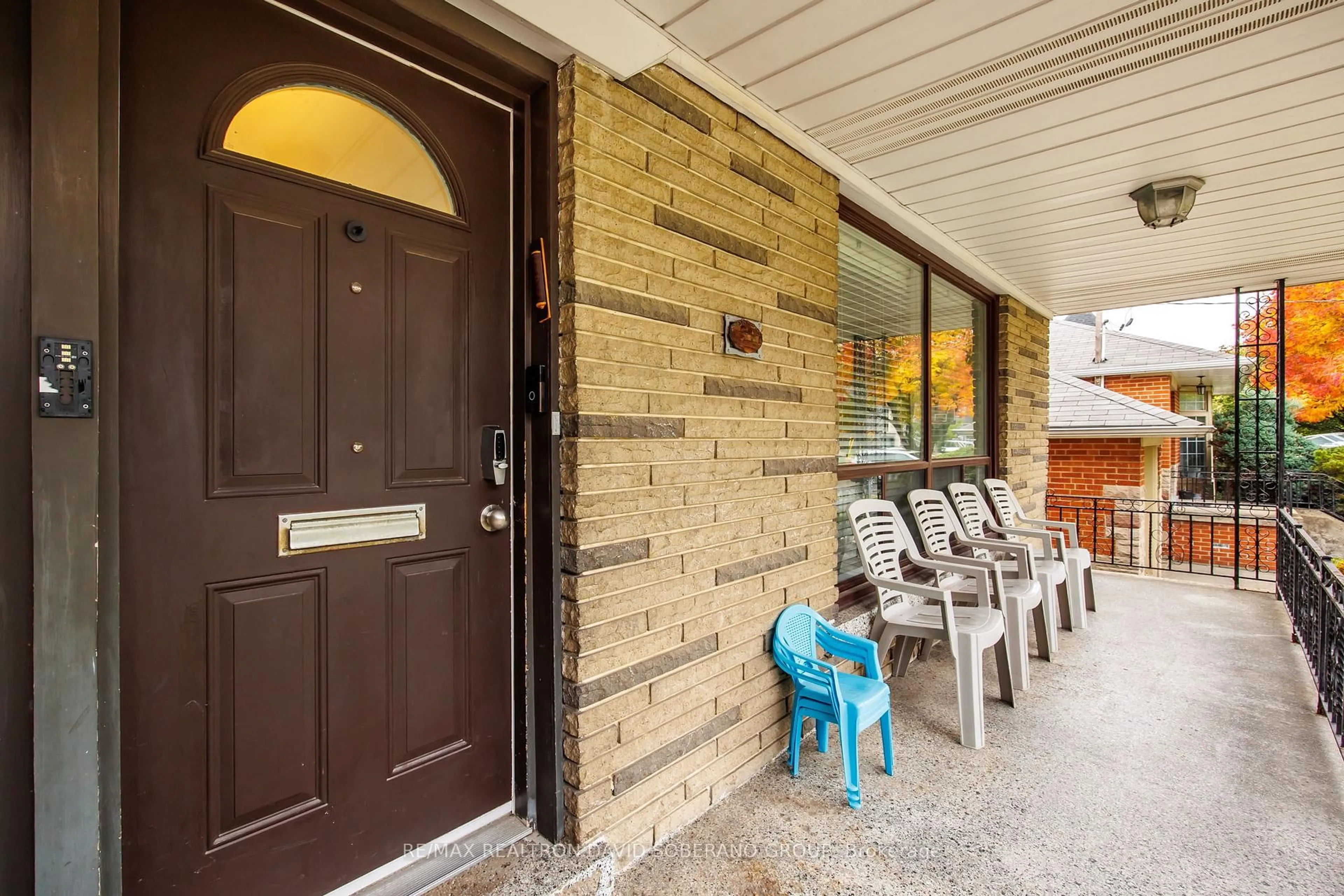 Indoor foyer for 89 Allingham Gardens, Toronto Ontario M3H 1X9