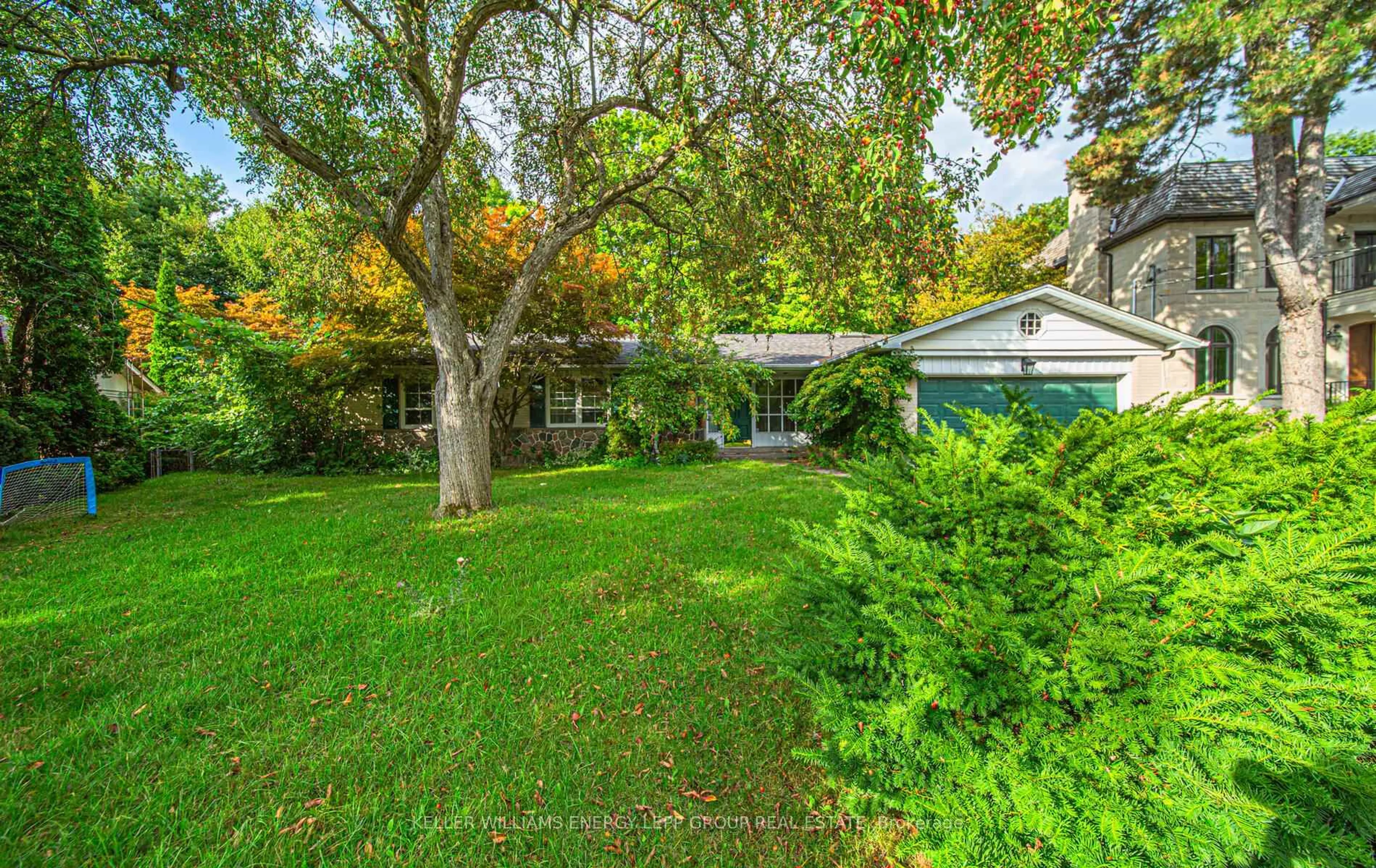 A pic from outside/outdoor area/front of a property/back of a property/a pic from drone, street for 15 Artinger Crt, Toronto Ontario M3B 1J9