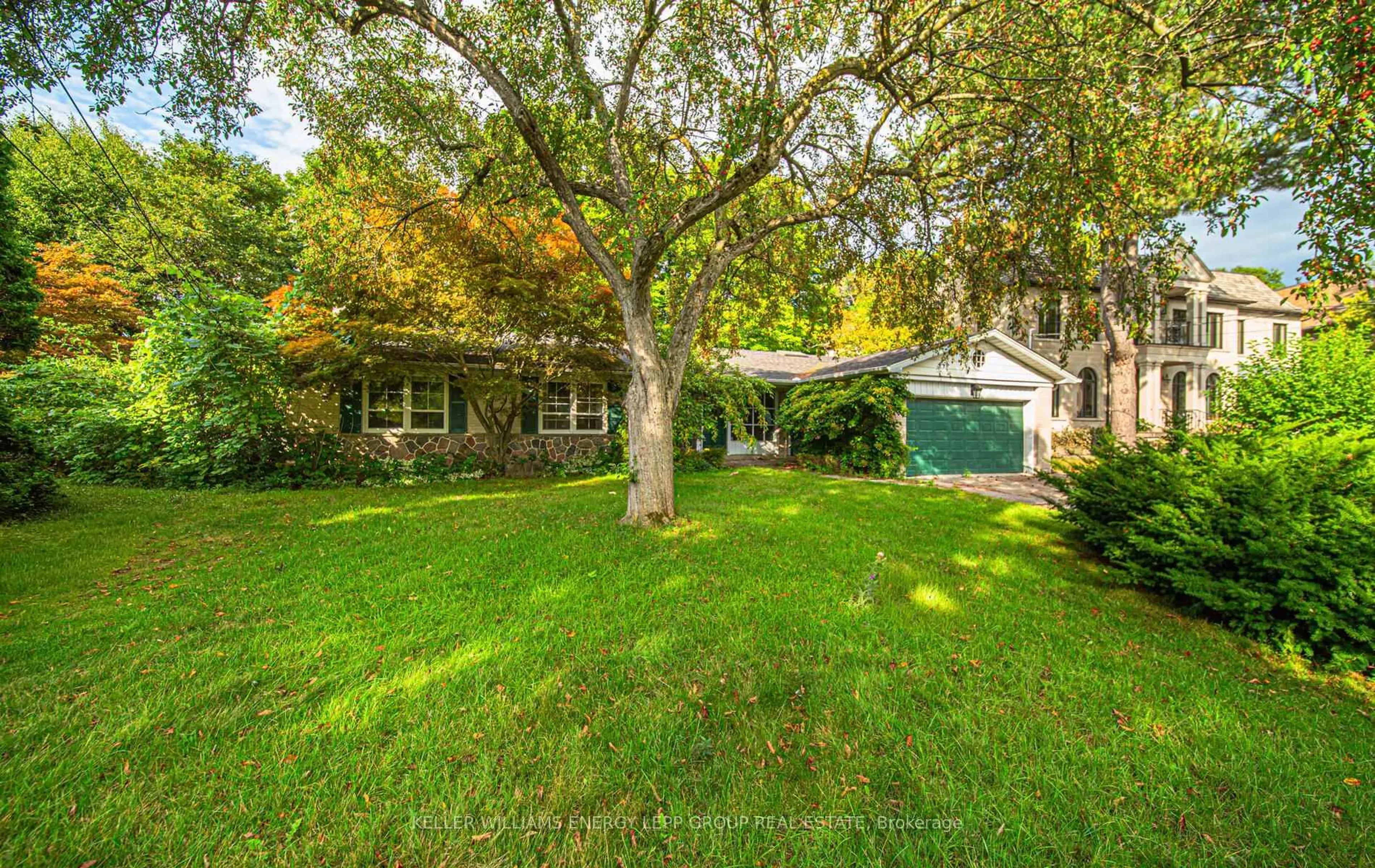 A pic from outside/outdoor area/front of a property/back of a property/a pic from drone, street for 15 Artinger Crt, Toronto Ontario M3B 1J9