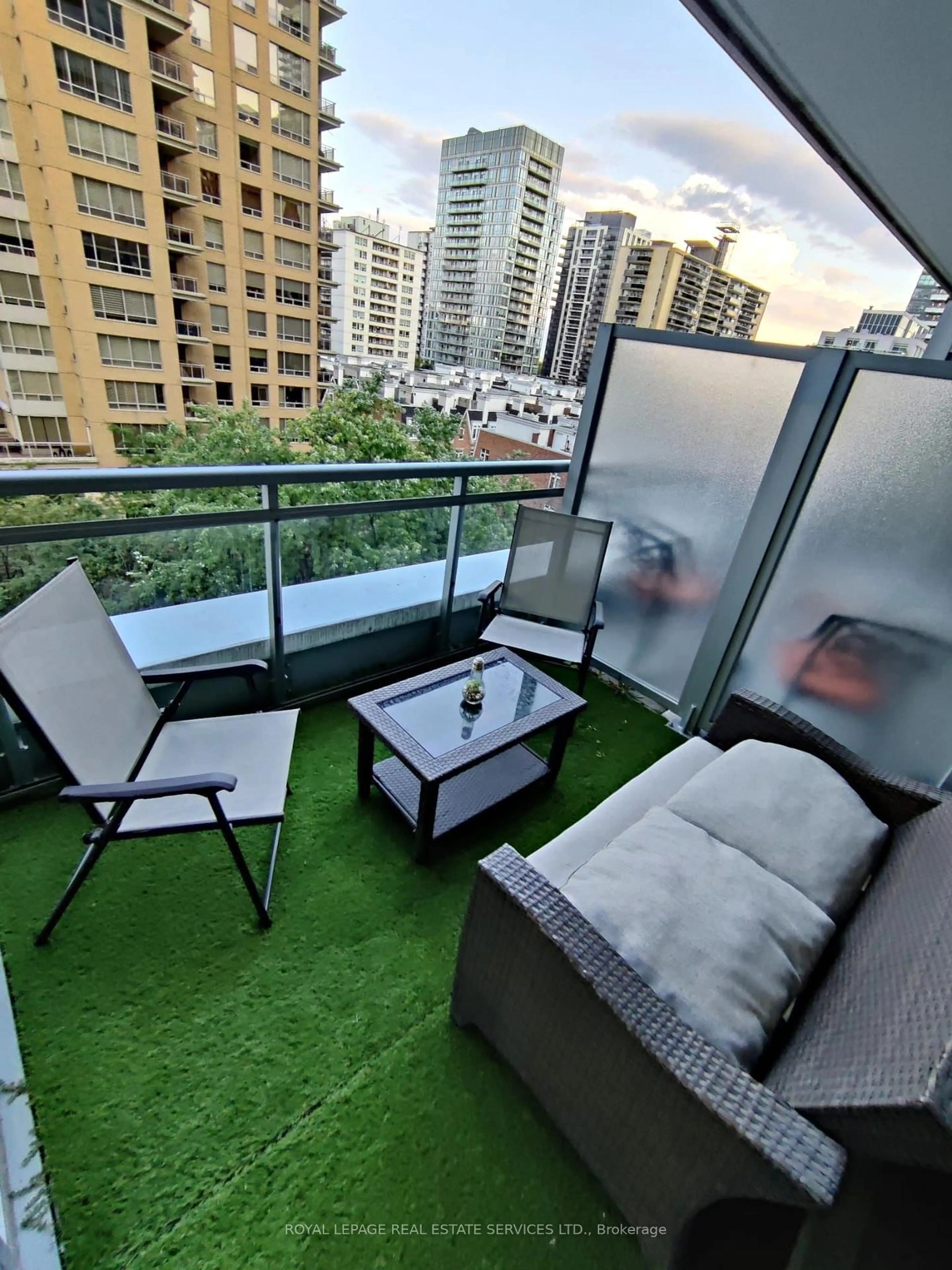 Balcony in the apartment, city buildings view from balcony for 98 Lillian St #520, Toronto Ontario M4S 0A5