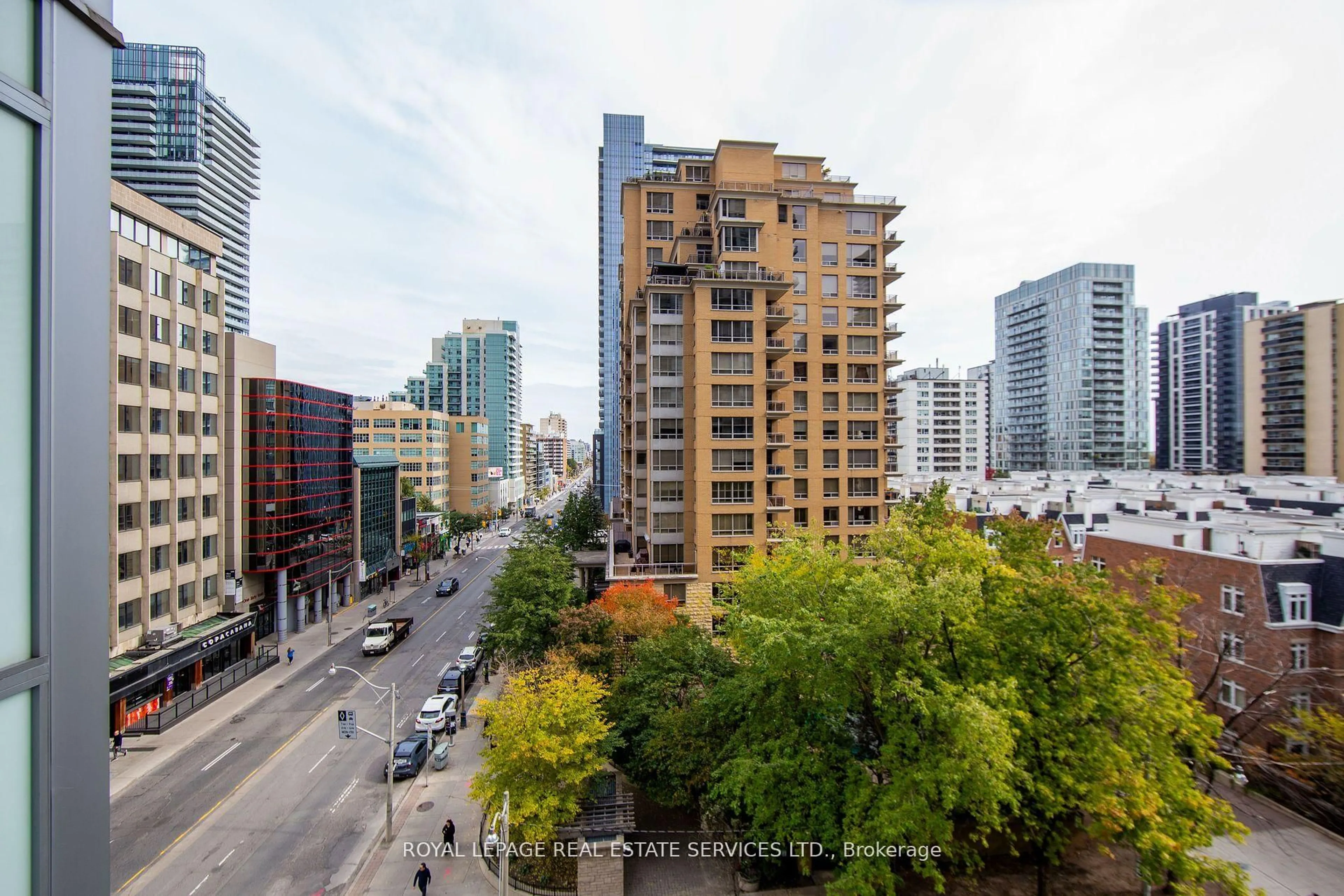 A pic from outside/outdoor area/front of a property/back of a property/a pic from drone, city buildings view from balcony for 98 Lillian St #520, Toronto Ontario M4S 0A5