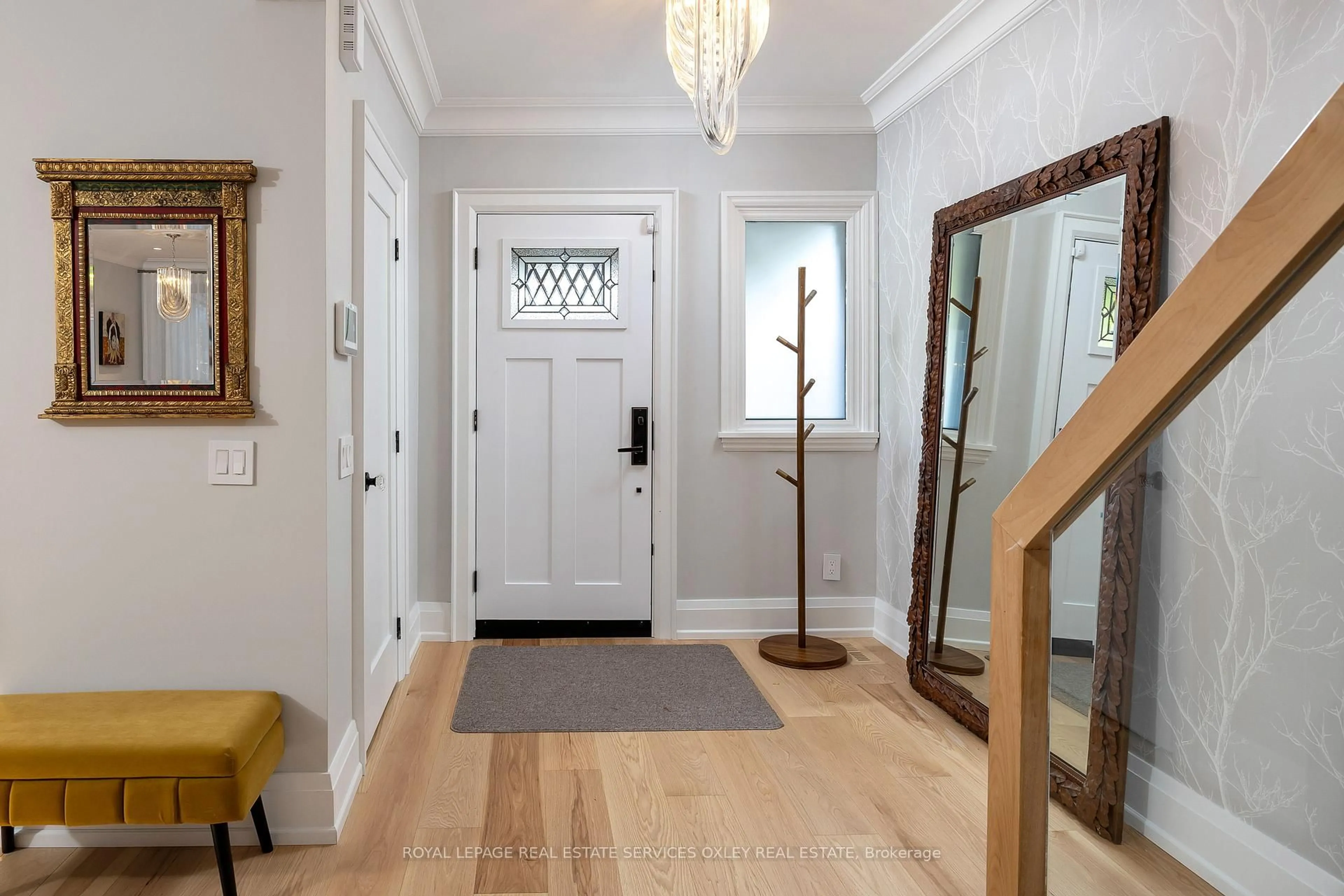 Indoor entryway for 26 Mcmaster Ave, Toronto Ontario M4V 1A9