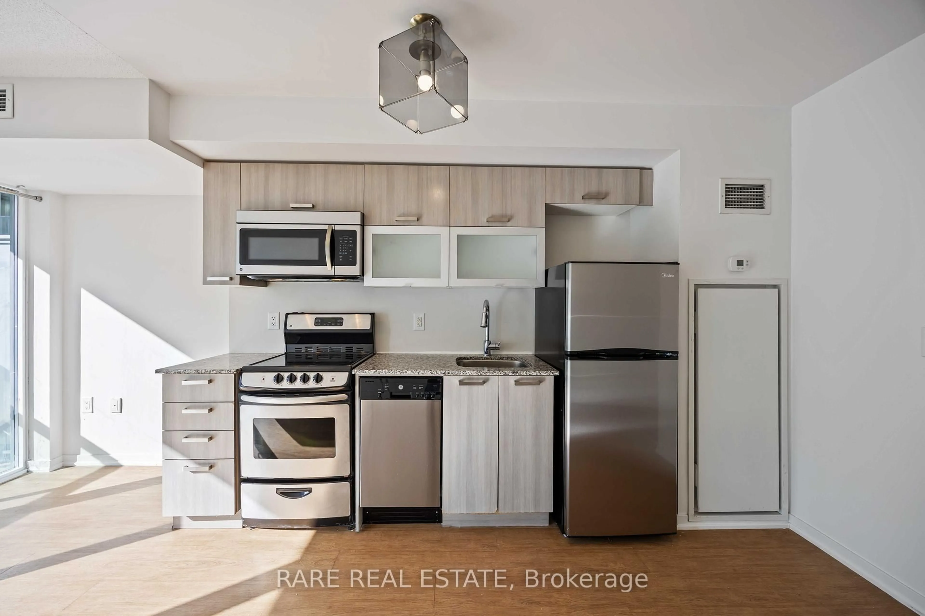 Standard kitchen, unknown for 36 Lisgar St #519W, Toronto Ontario M6J 0C7