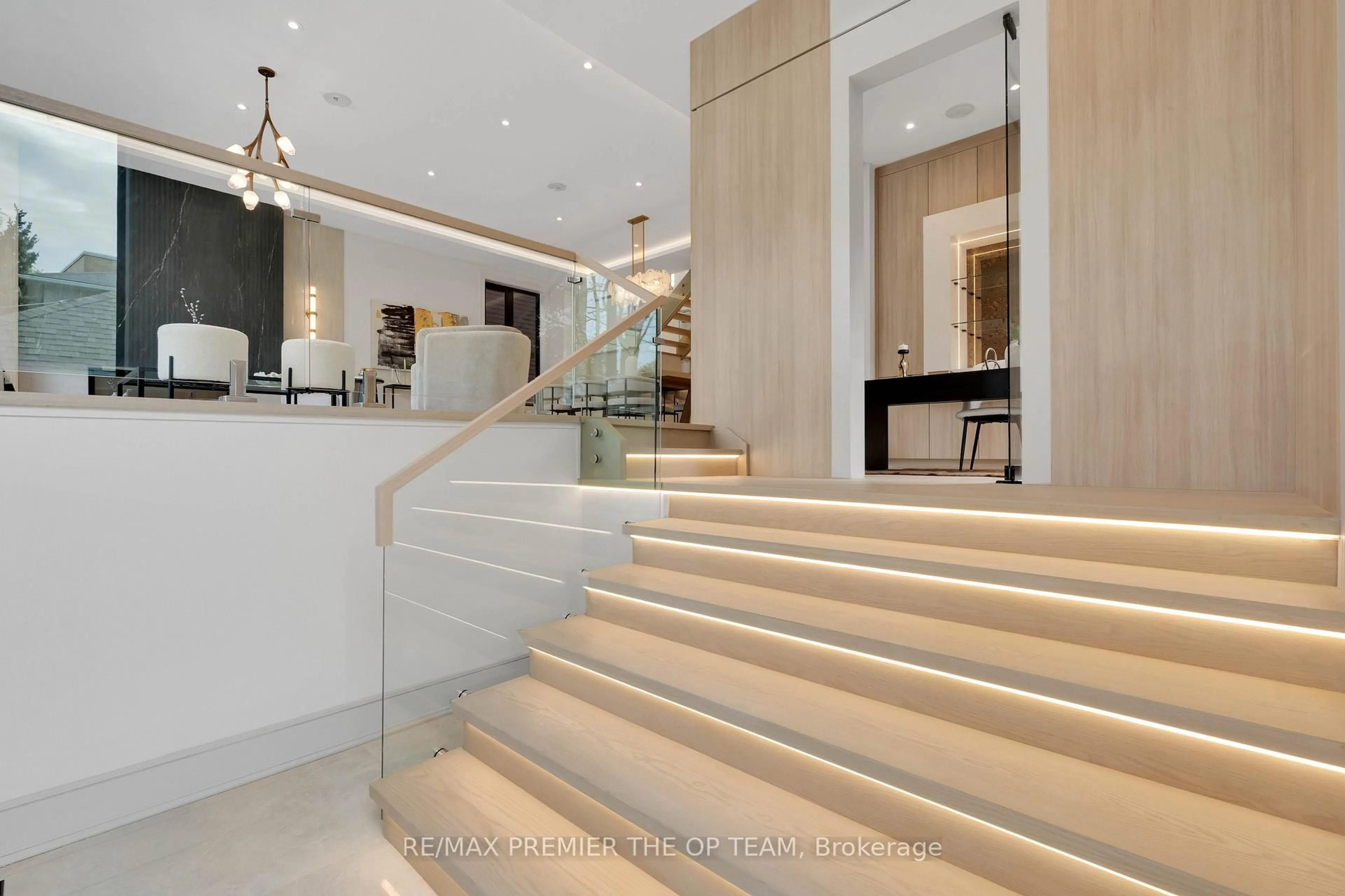 Indoor foyer for 487 Coldstream Ave, Toronto Ontario M5N 1Y6
