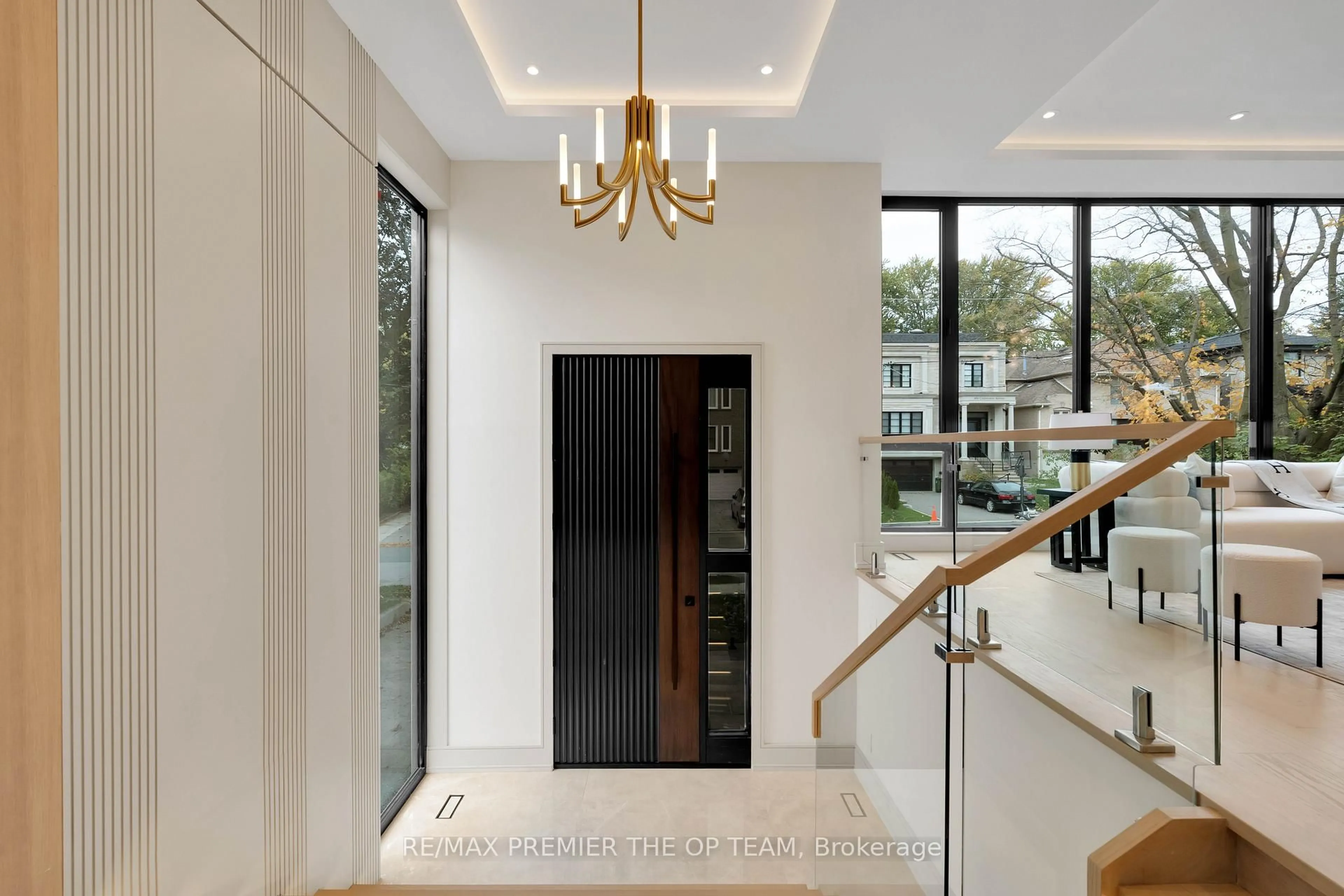 Indoor foyer for 487 Coldstream Ave, Toronto Ontario M5N 1Y6