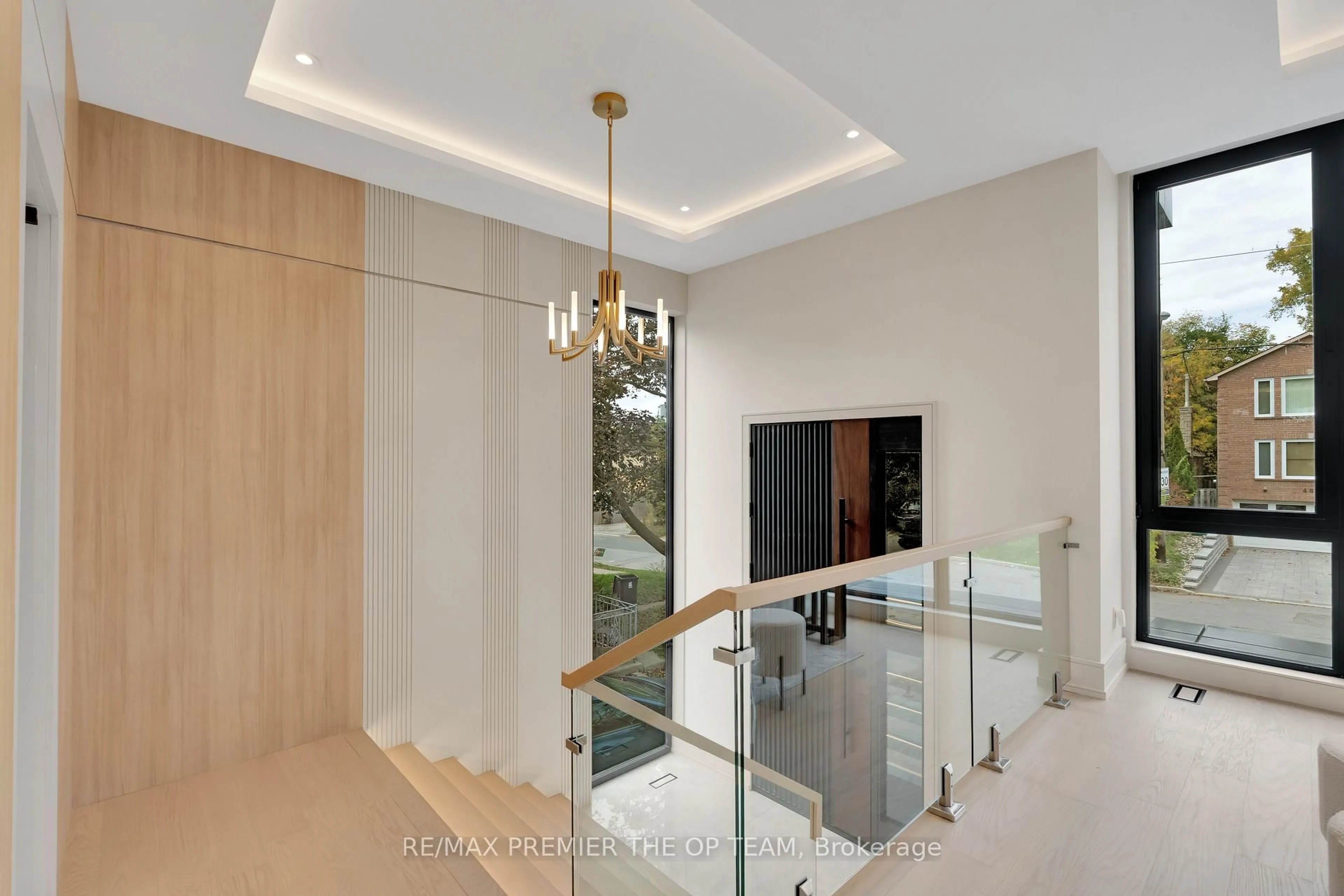 Indoor foyer for 487 Coldstream Ave, Toronto Ontario M5N 1Y6