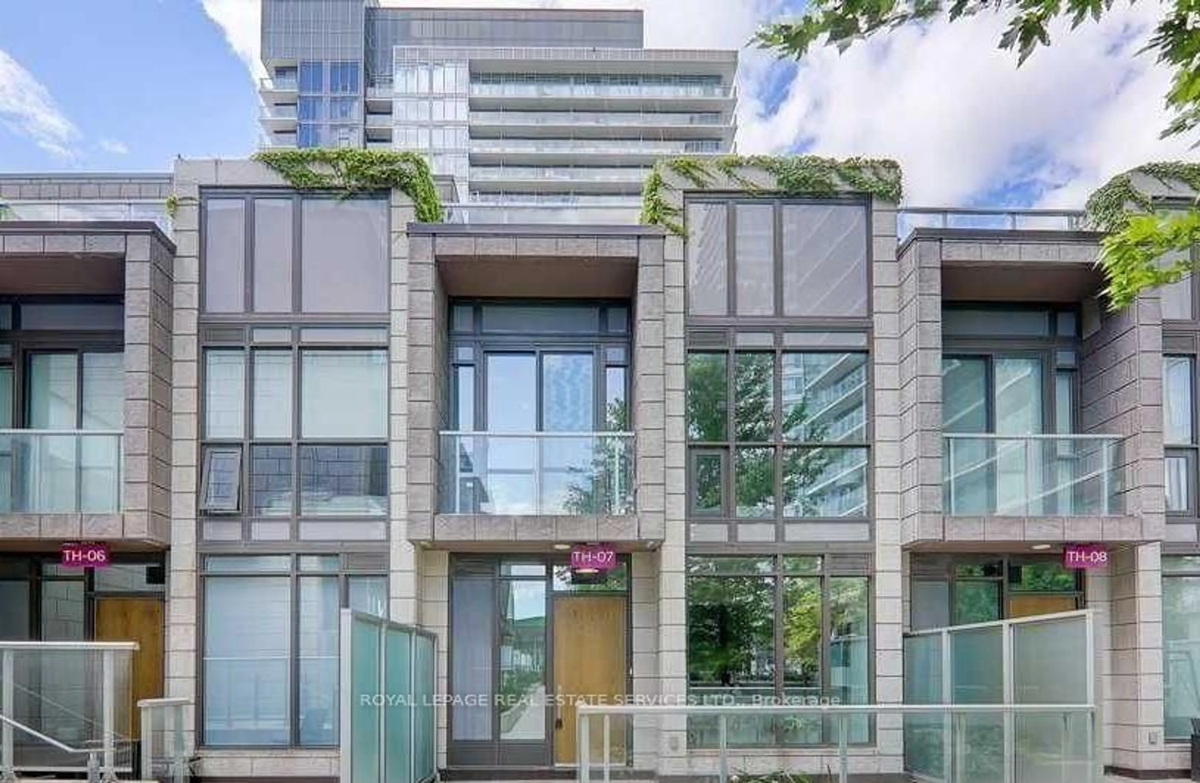 Indoor foyer for 121 Mcmahon Dr #TH7, Toronto Ontario M2K 0C2