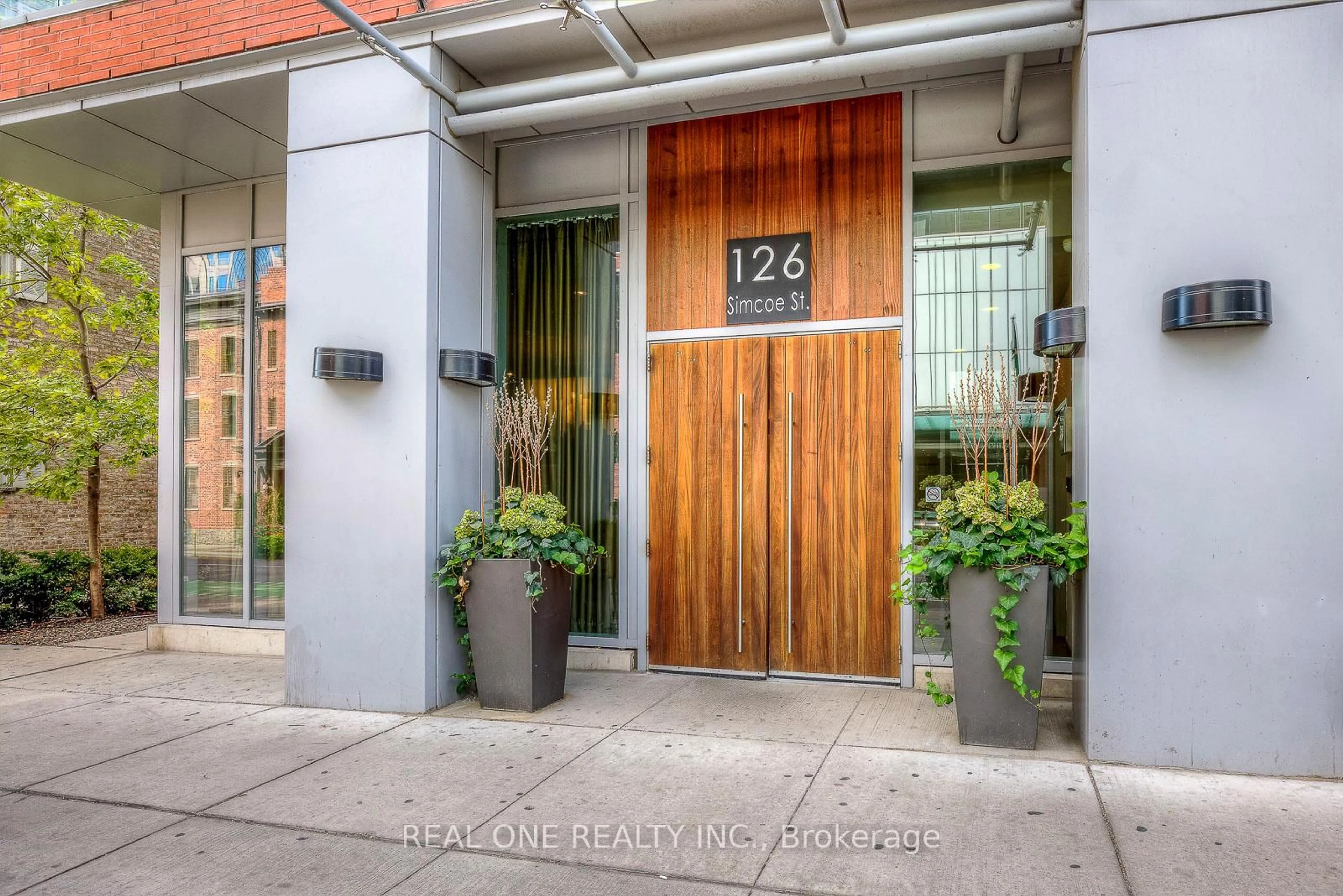 Indoor entryway for 126 Simcoe St #2007, Toronto Ontario M5H 4E6