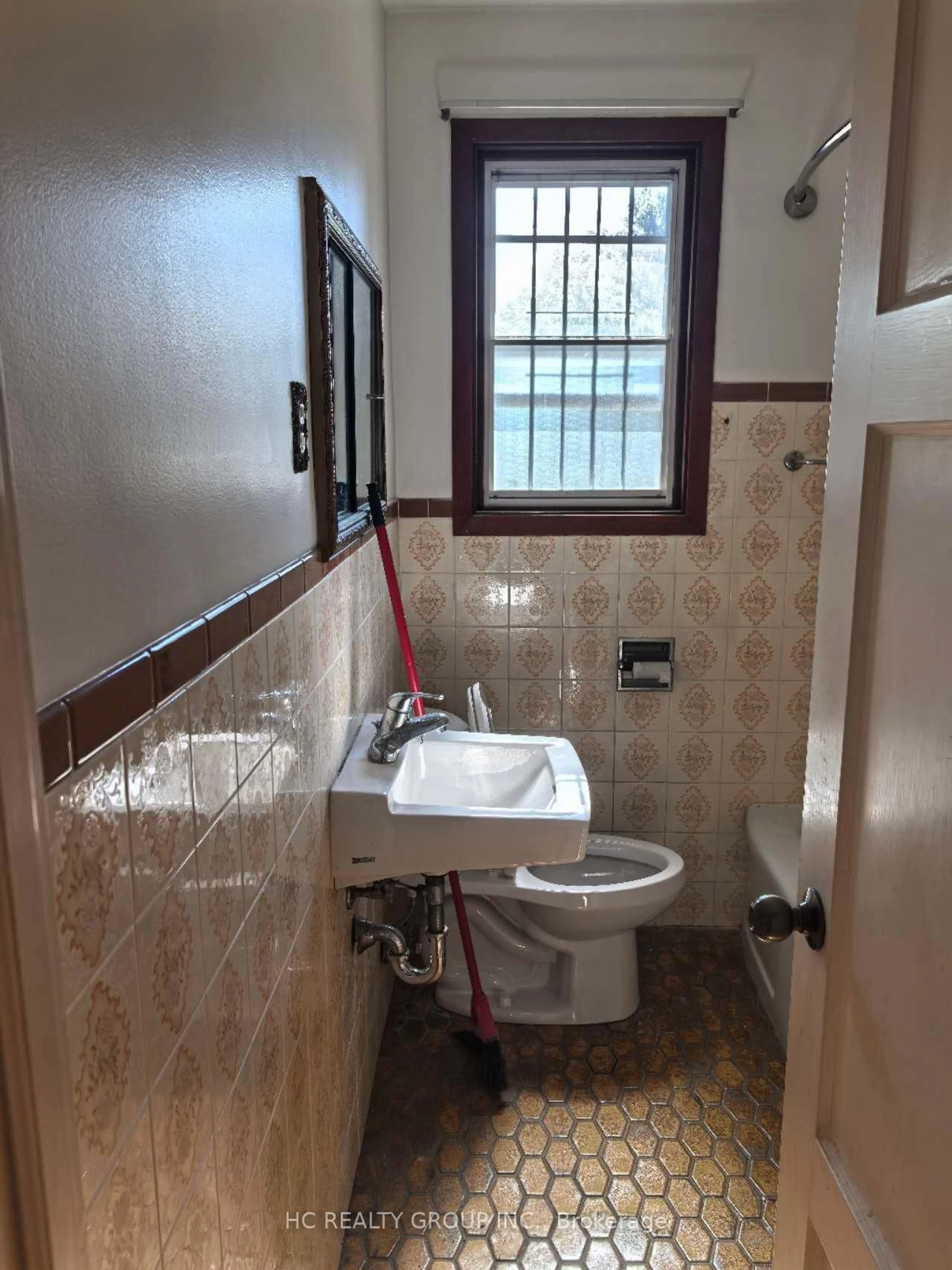 Standard bathroom, ceramic/tile floor for 21 Norcross Rd, Toronto Ontario M3H 2R3