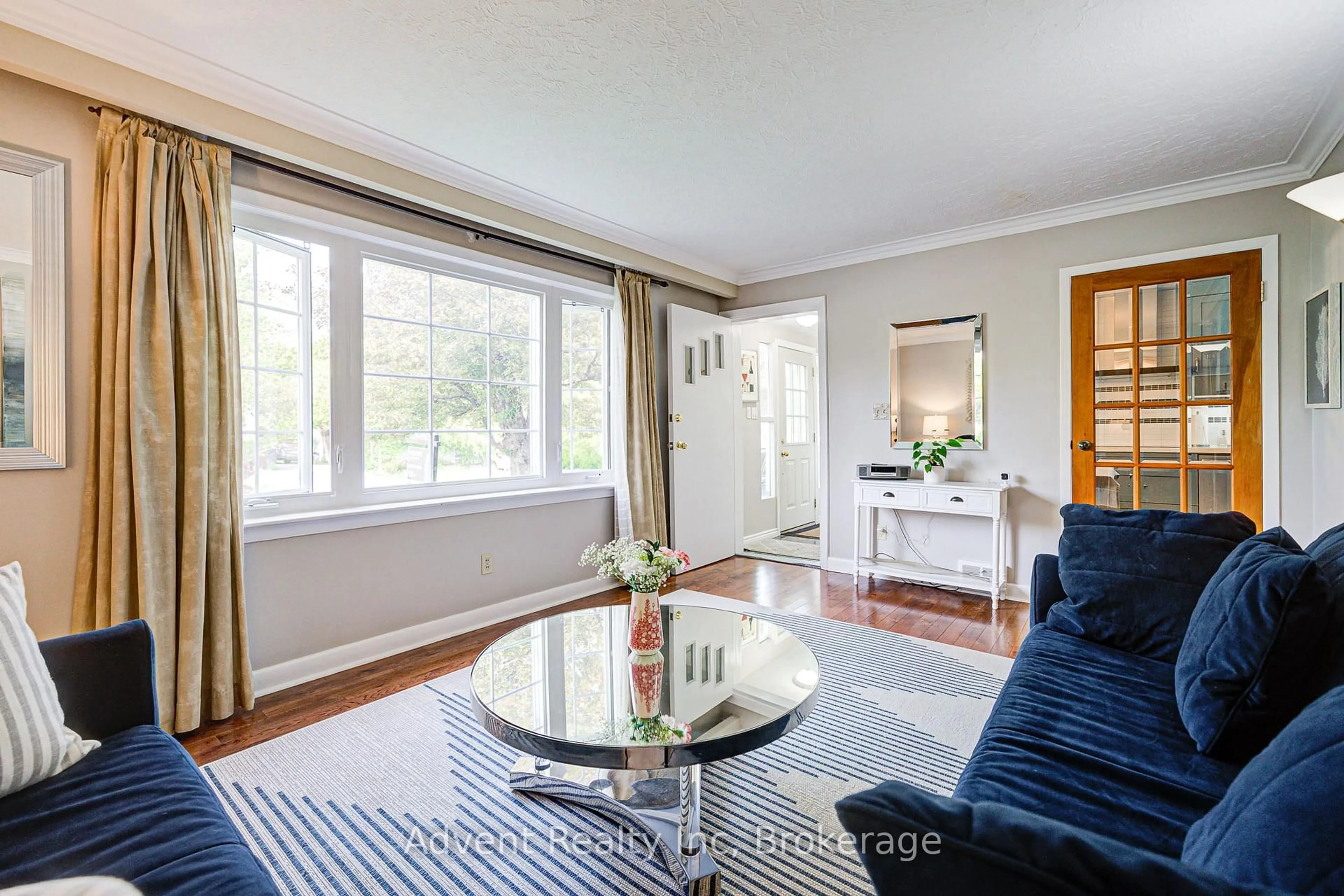 Living room with furniture, wood/laminate floor for 223 Willowdale Ave, Toronto Ontario M2N 4Z4