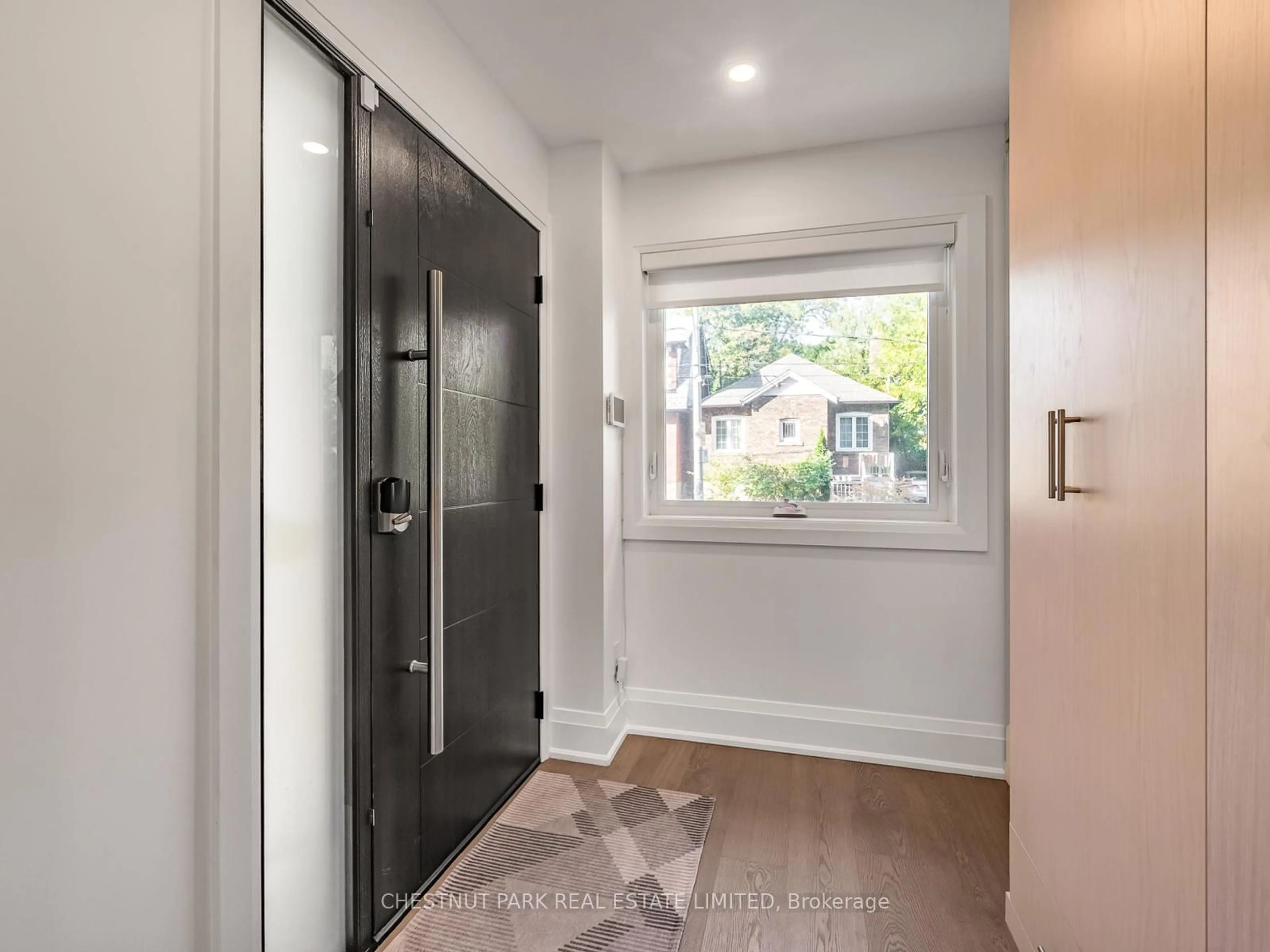 Indoor entryway for 629 Duplex Ave, Toronto Ontario M4R 1W1