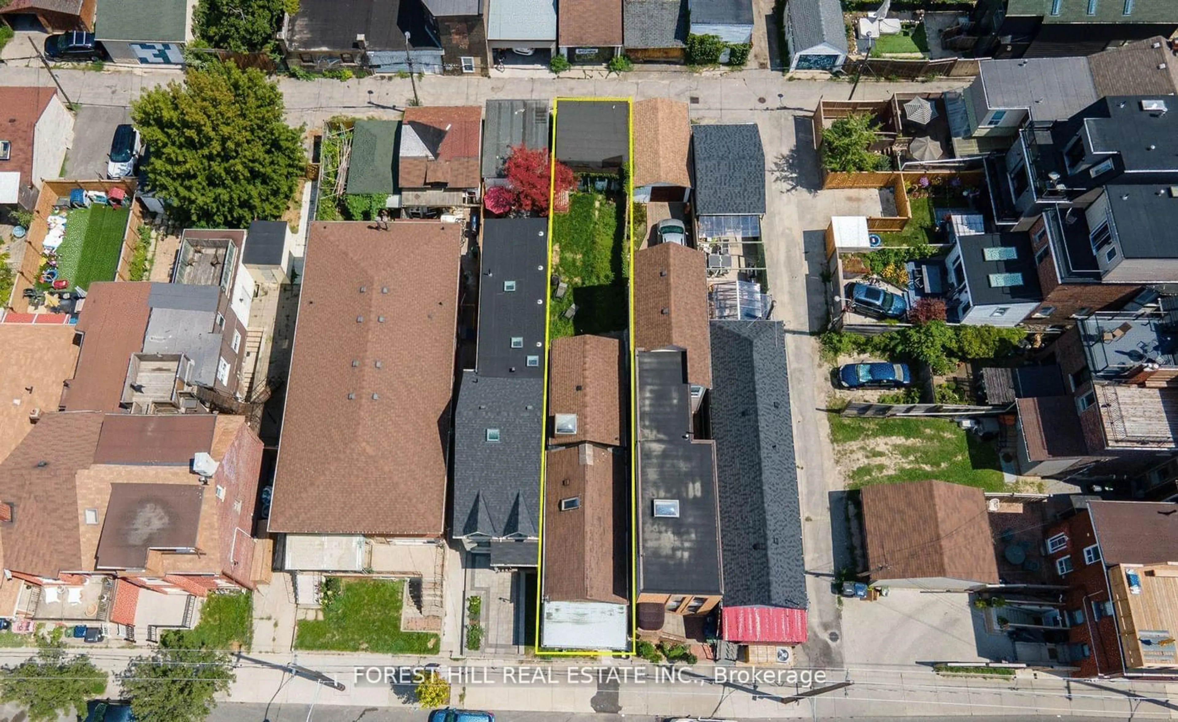 A pic from outside/outdoor area/front of a property/back of a property/a pic from drone, street for 139 Christie St, Toronto Ontario M6G 3B3