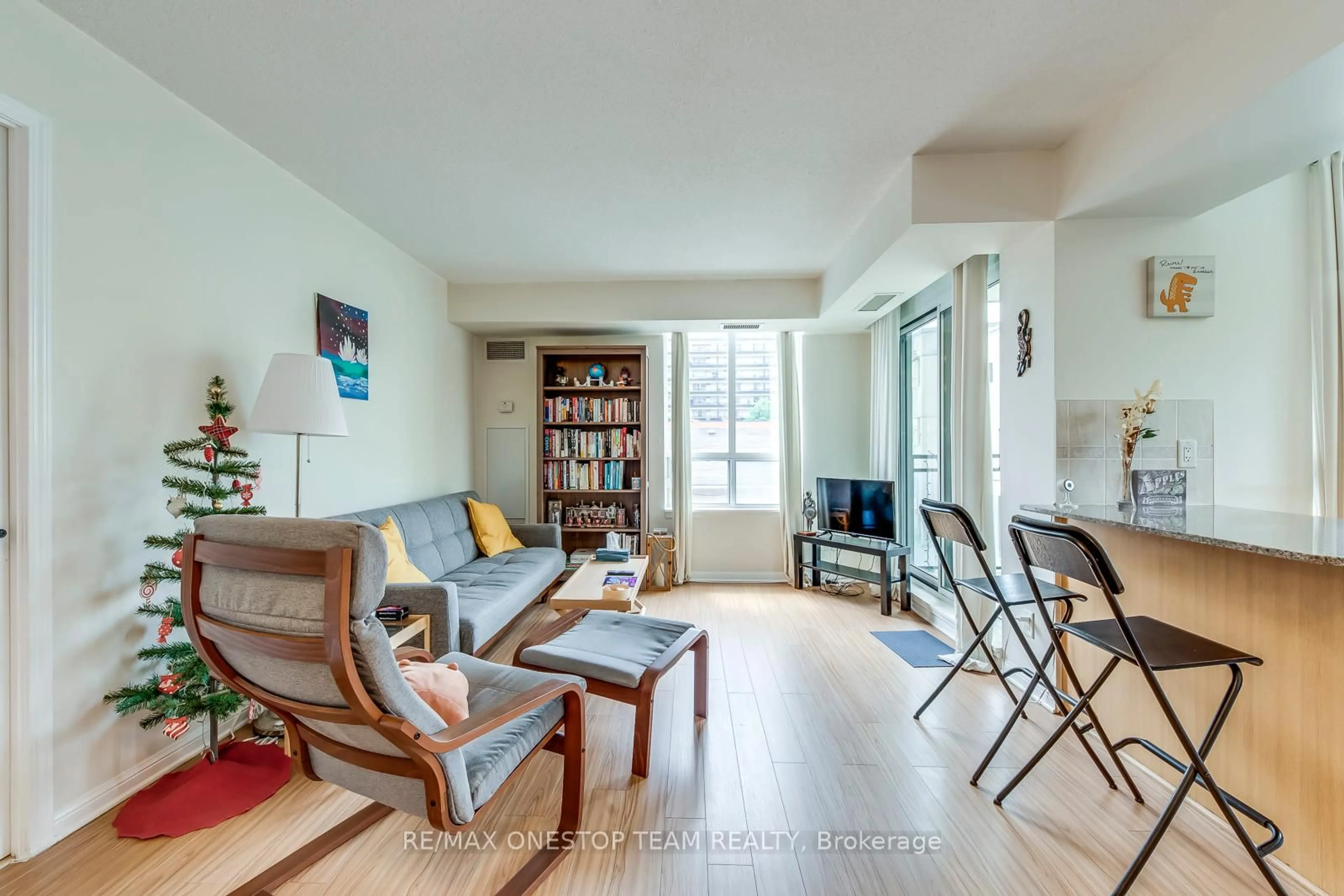 Living room with furniture, unknown for 5940 Yonge St #303, Toronto Ontario M2M 4M6