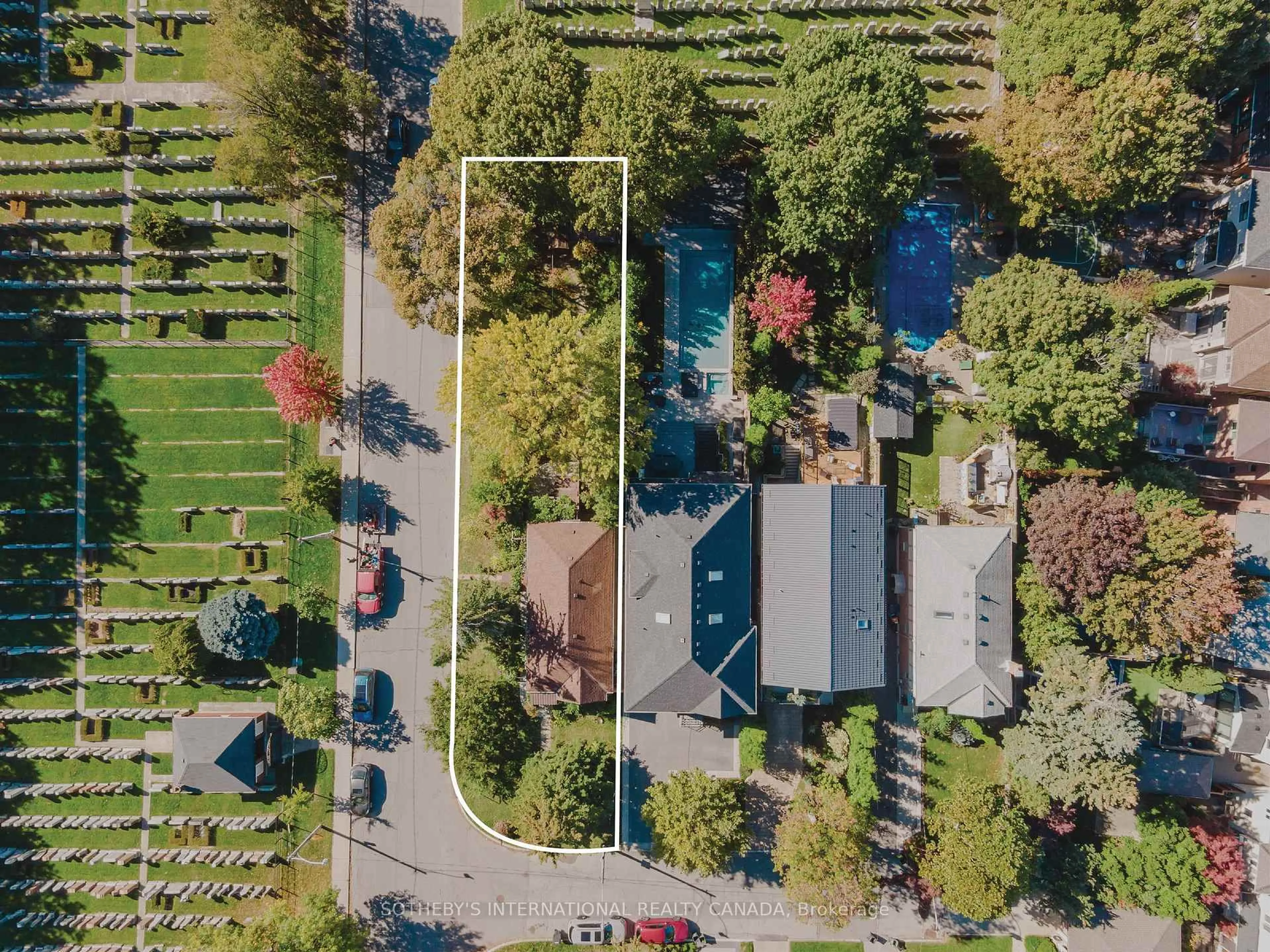 A pic from outside/outdoor area/front of a property/back of a property/a pic from drone, street for 2 Wingate Pl, Toronto Ontario M5N 2R1
