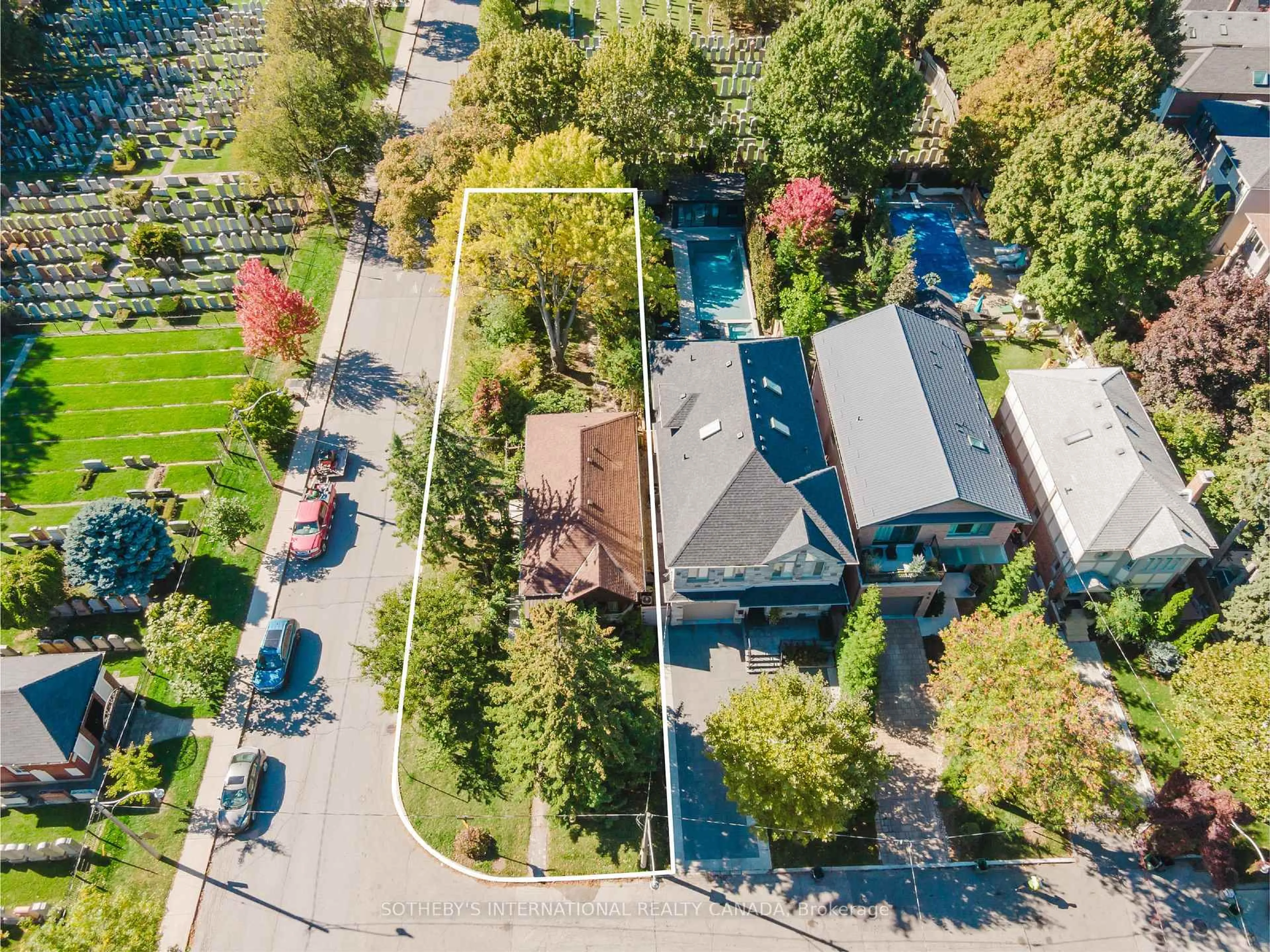 A pic from outside/outdoor area/front of a property/back of a property/a pic from drone, street for 2 Wingate Pl, Toronto Ontario M5N 2R1